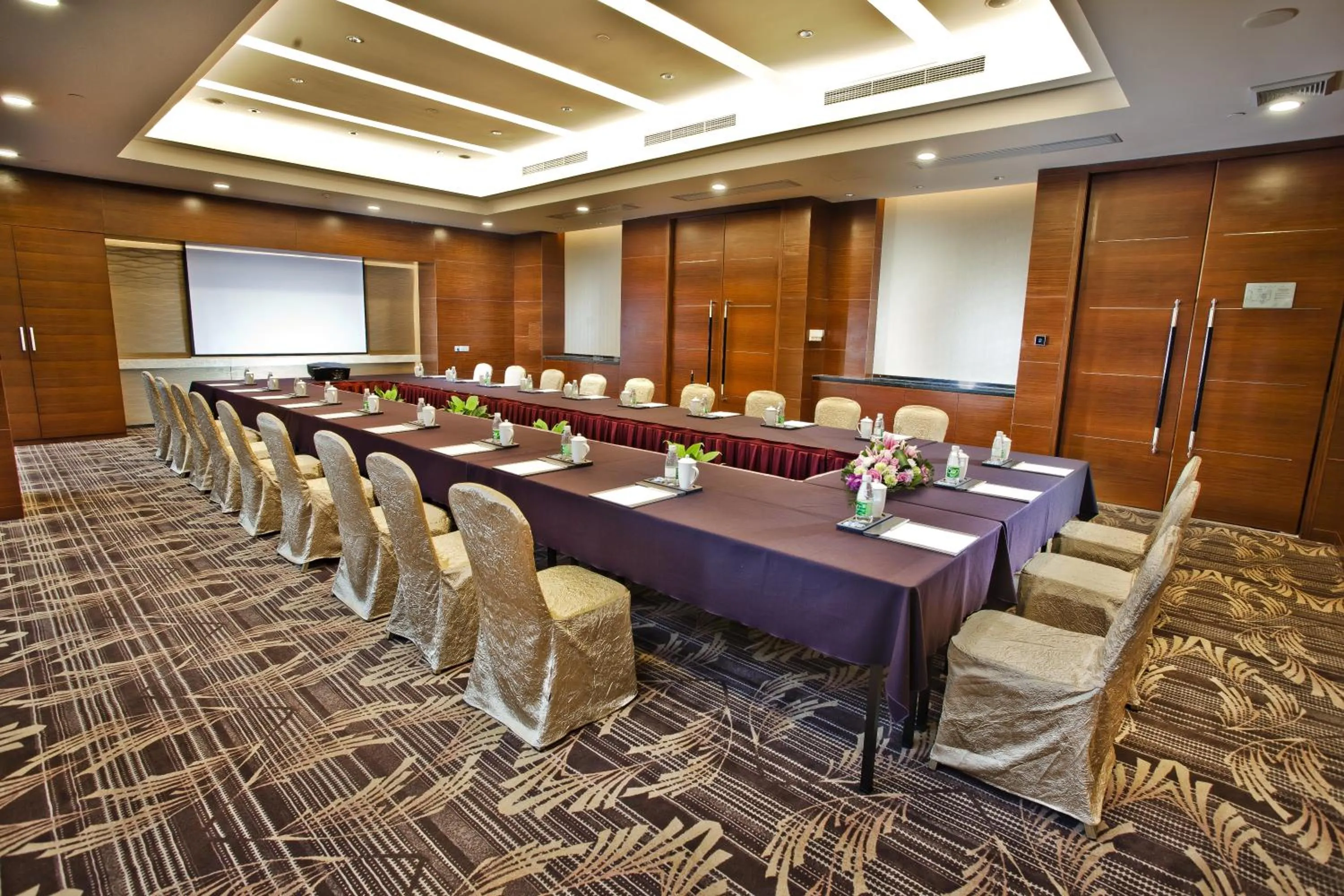 Business facilities in Grand Skylight International Hotel Shenzhen Guanlan, Near Metro Station, Huawei, Foxcnn, Shenzhen North Railway