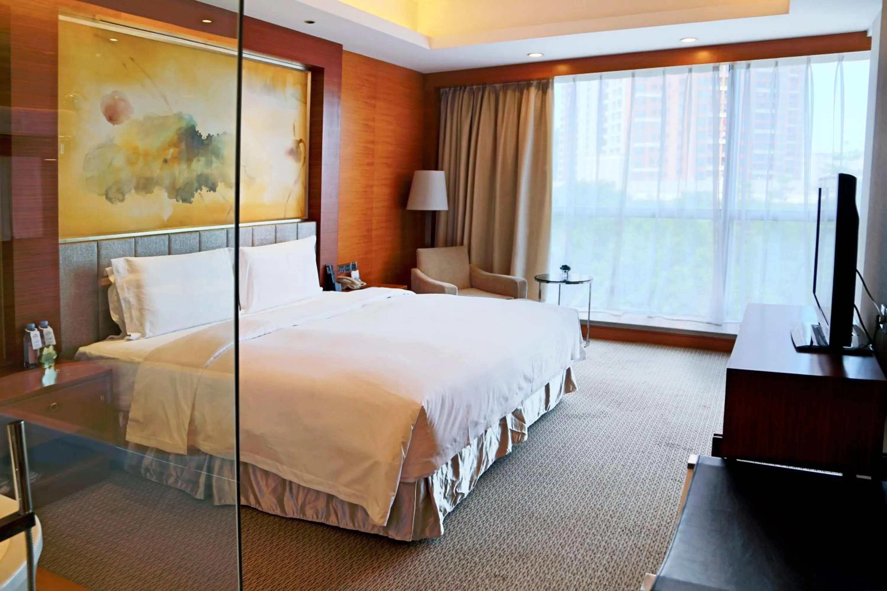 Photo of the whole room, Bed in Grand Skylight International Hotel Shenzhen Guanlan, Near Metro Station, Huawei, Foxcnn, Shenzhen North Railway
