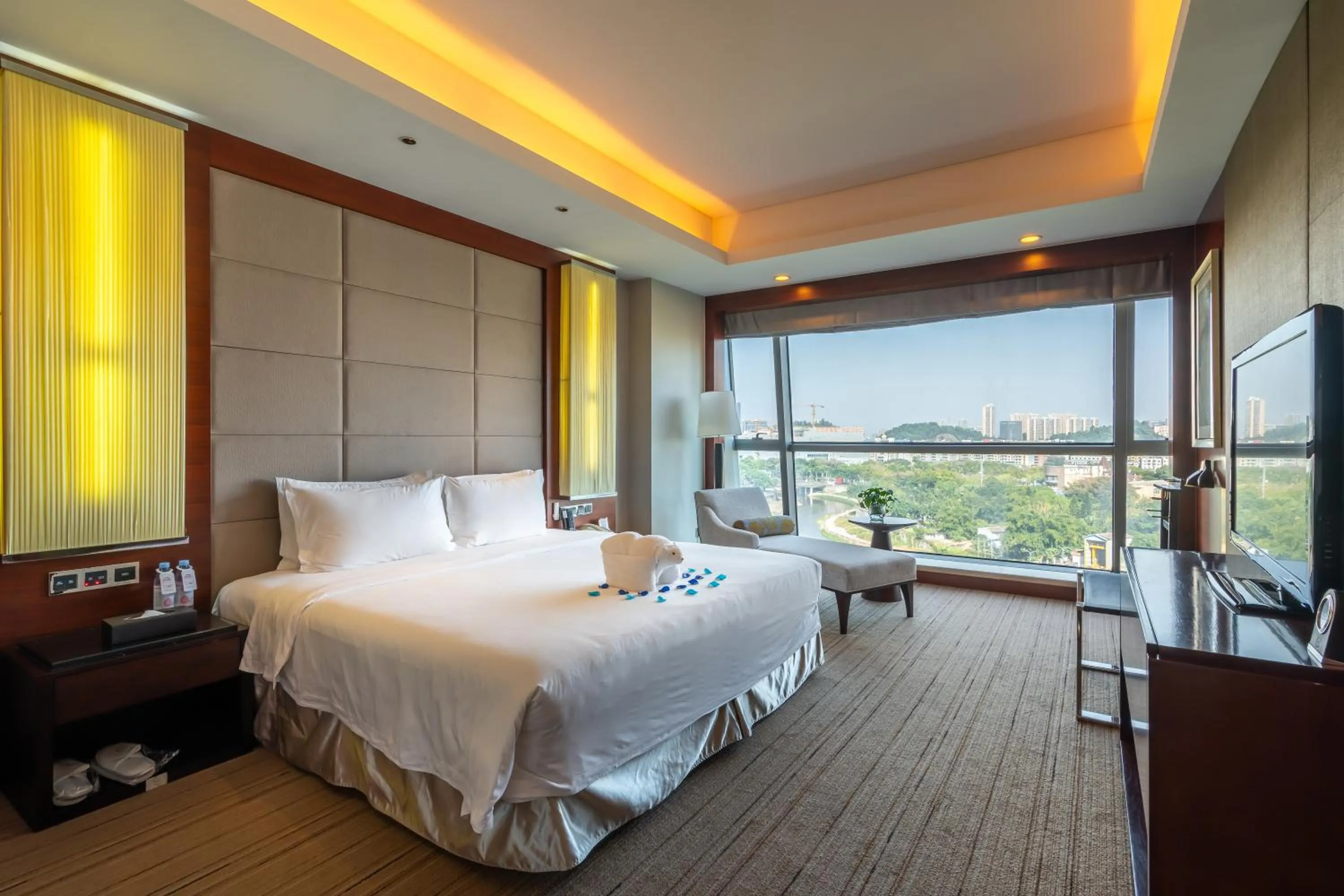 Bed in Grand Skylight International Hotel Shenzhen Guanlan, Near Metro Station, Huawei, Foxcnn, Shenzhen North Railway