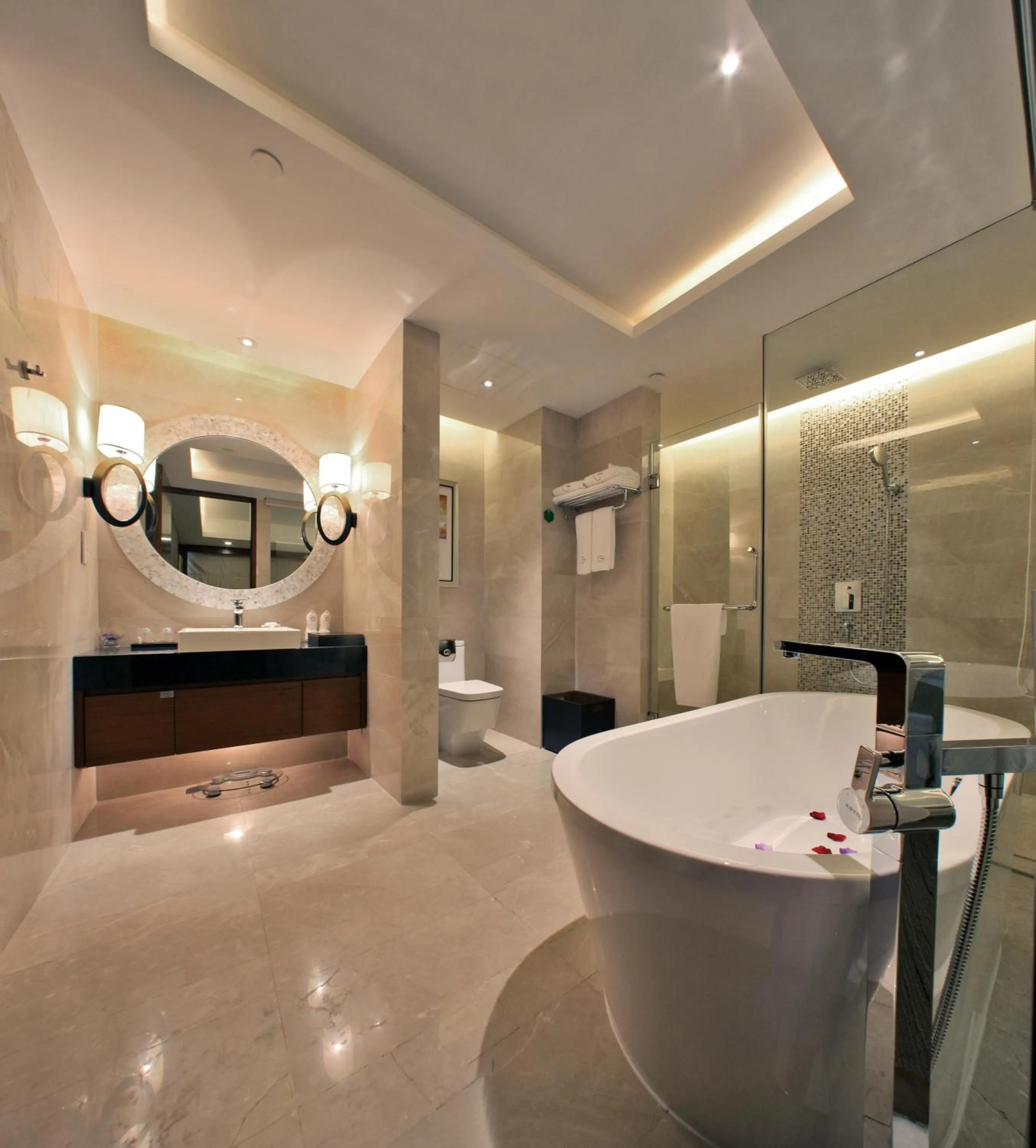 Bathroom in Grand Skylight International Hotel Shenzhen Guanlan, Near Metro Station, Huawei, Foxcnn, Shenzhen North Railway