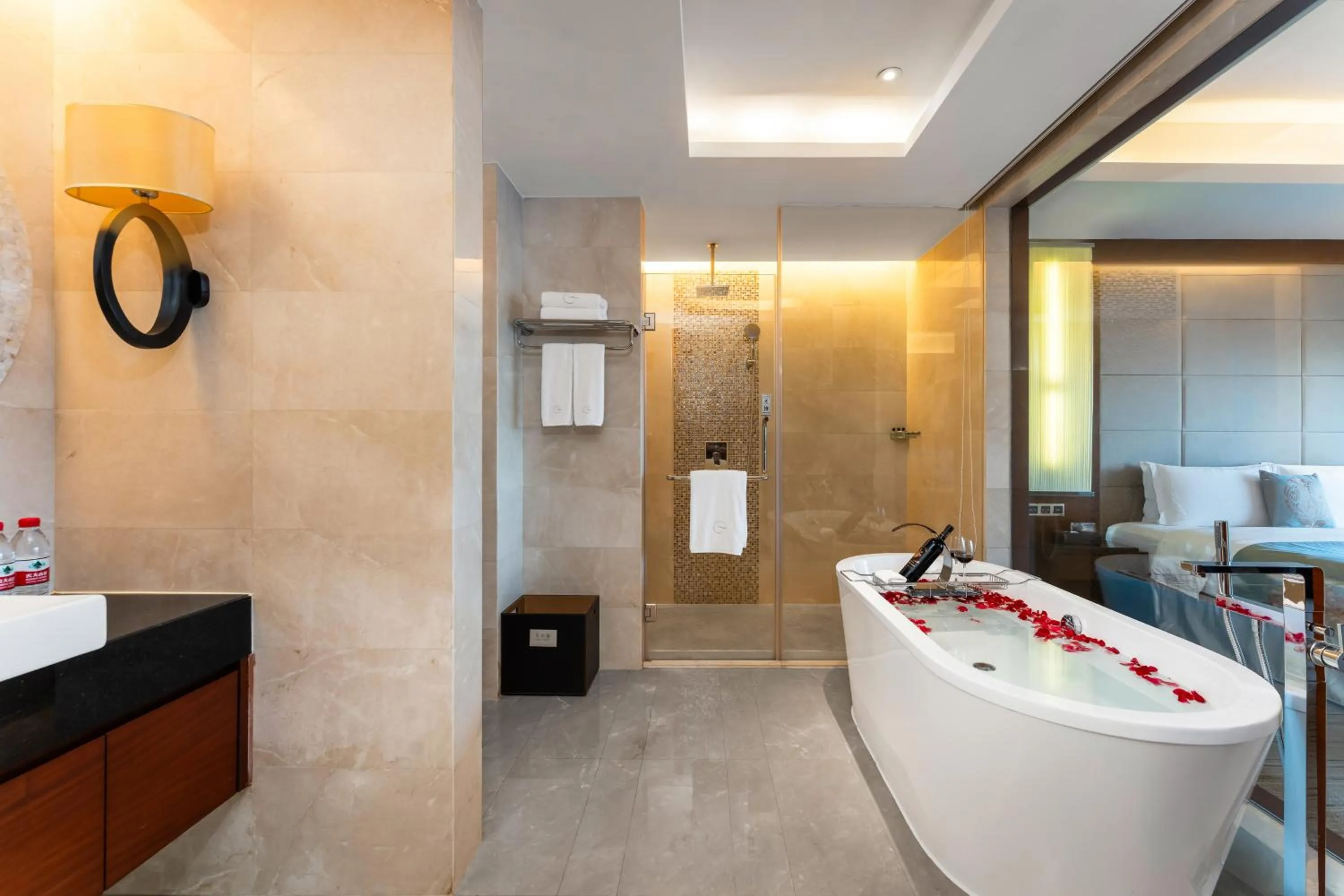 Bathroom in Grand Skylight International Hotel Shenzhen Guanlan, Near Metro Station, Huawei, Foxcnn, Shenzhen North Railway