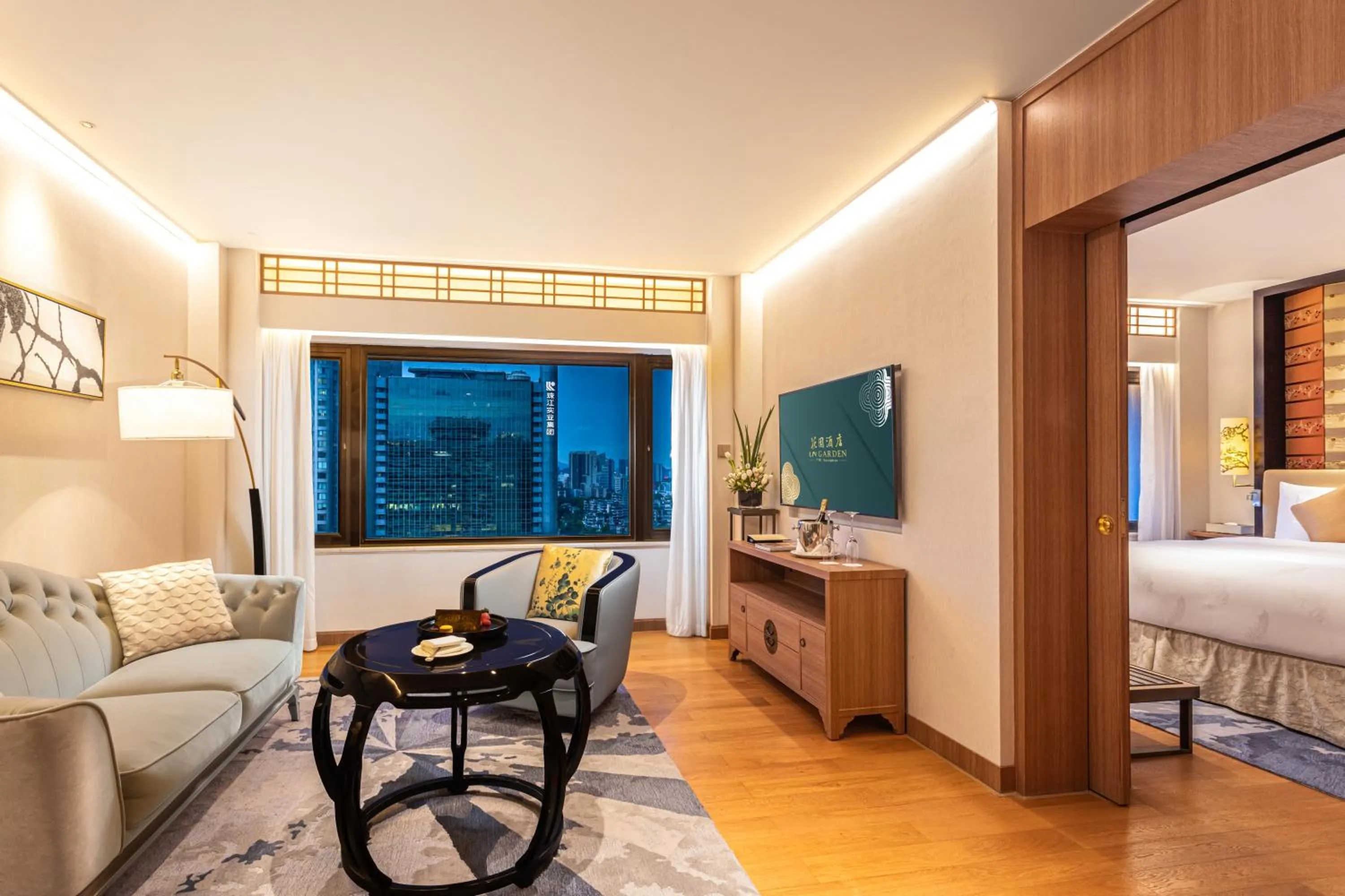 Living room, Bed in The Garden Hotel Guangzhou