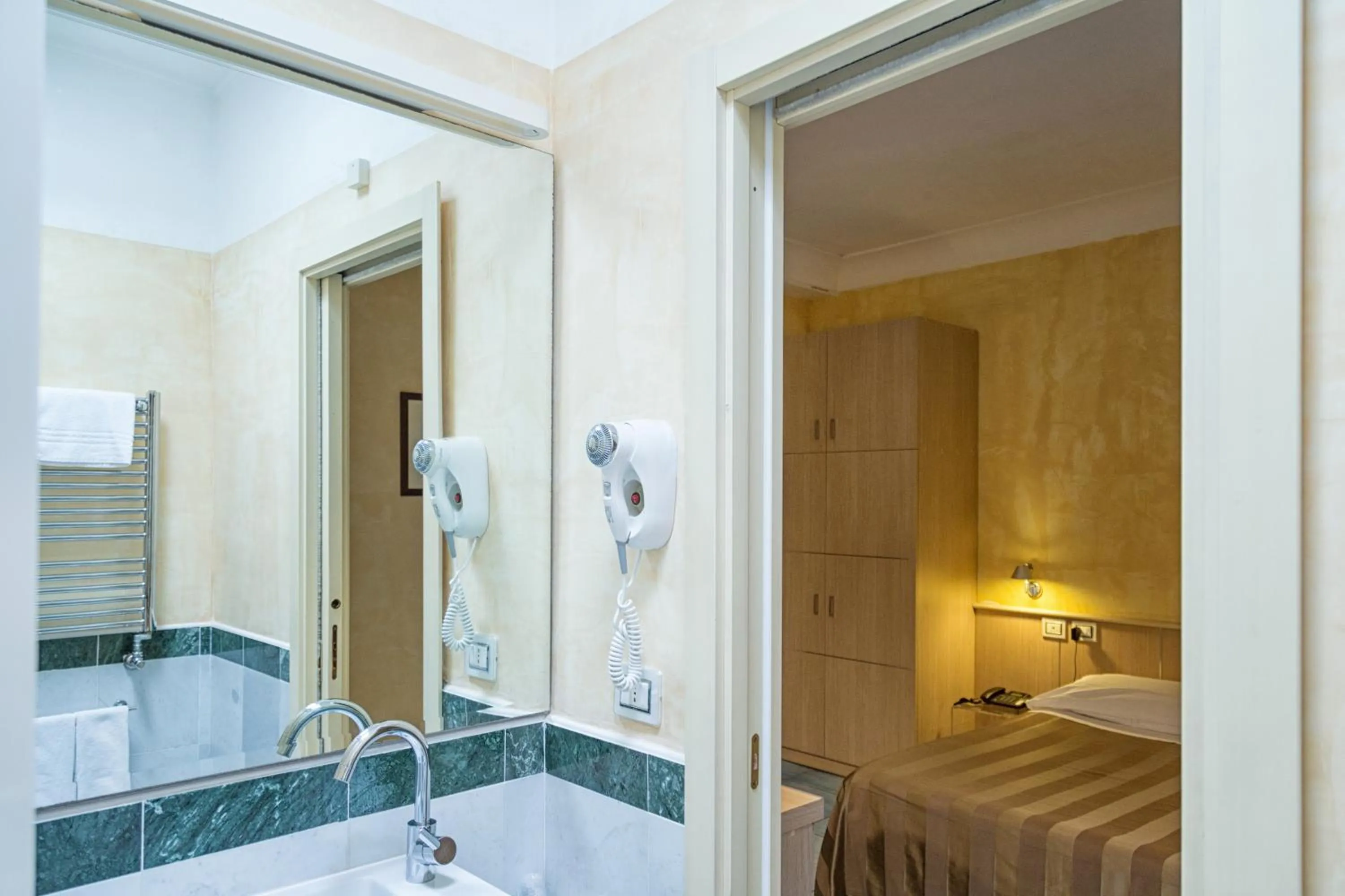 Bathroom, Bed in Villa Signorini Hotel
