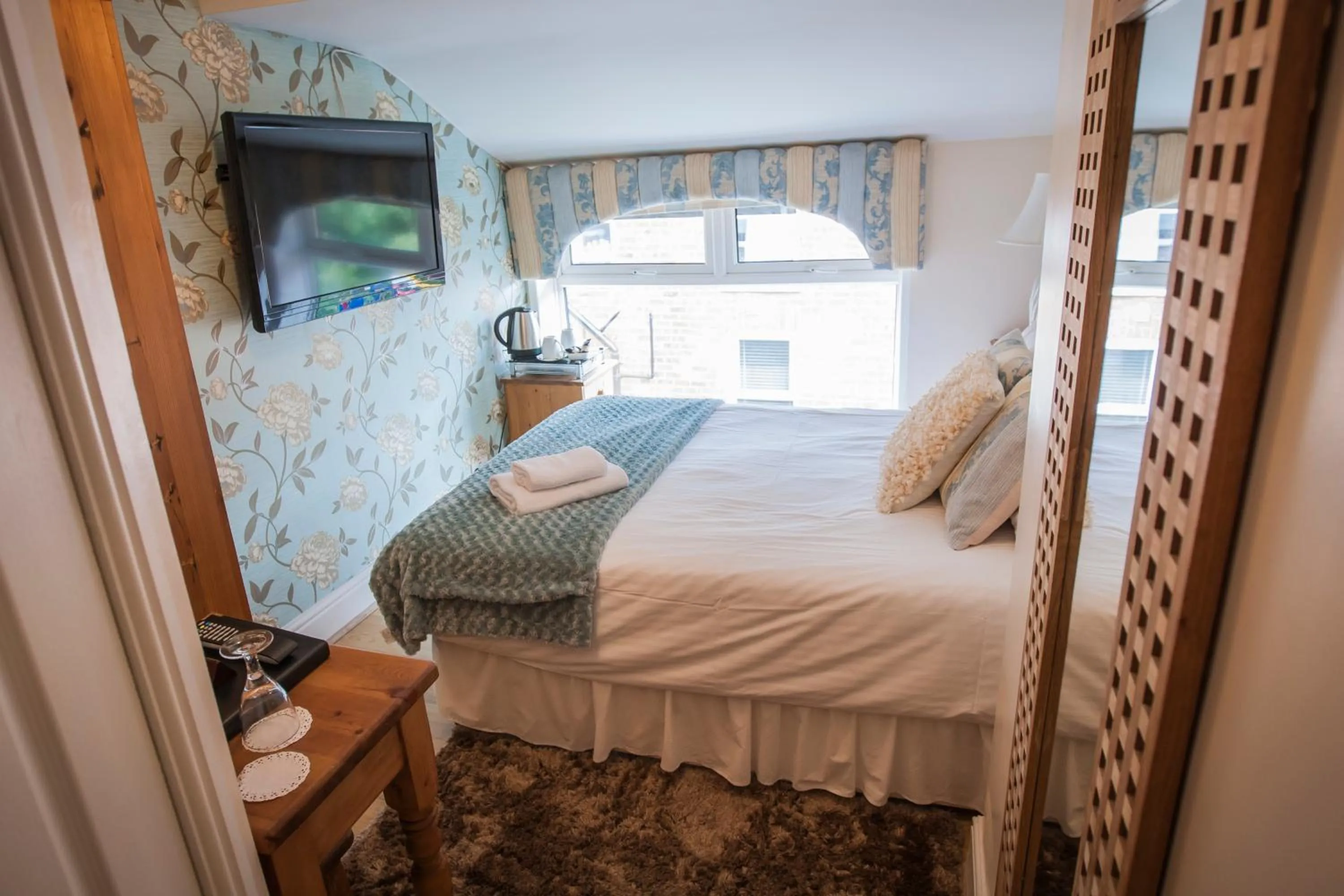 Photo of the whole room, Bed in The Leicester