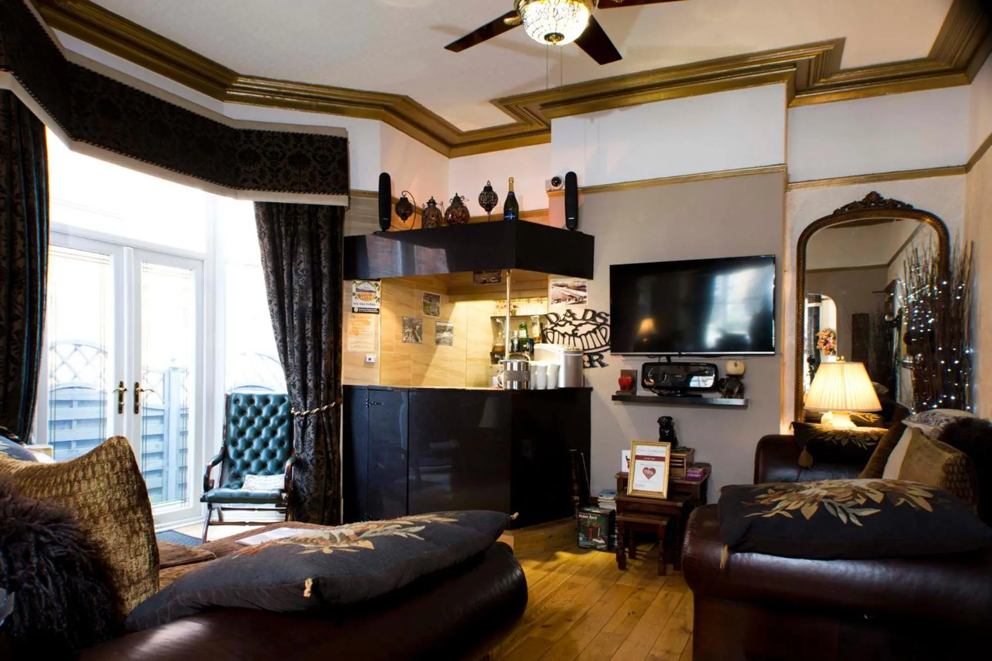 Lounge or bar in The Leicester