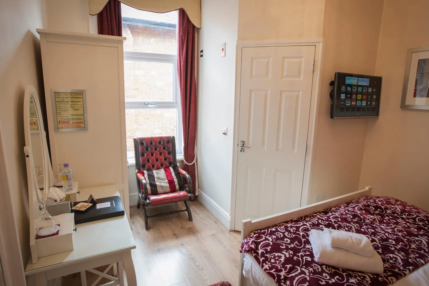 Seating area, Bed in The Leicester