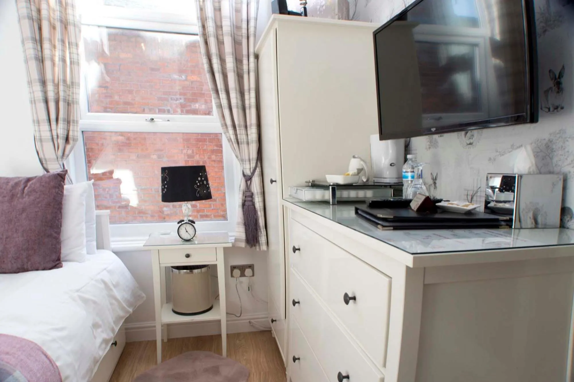 Photo of the whole room, Bed in The Leicester