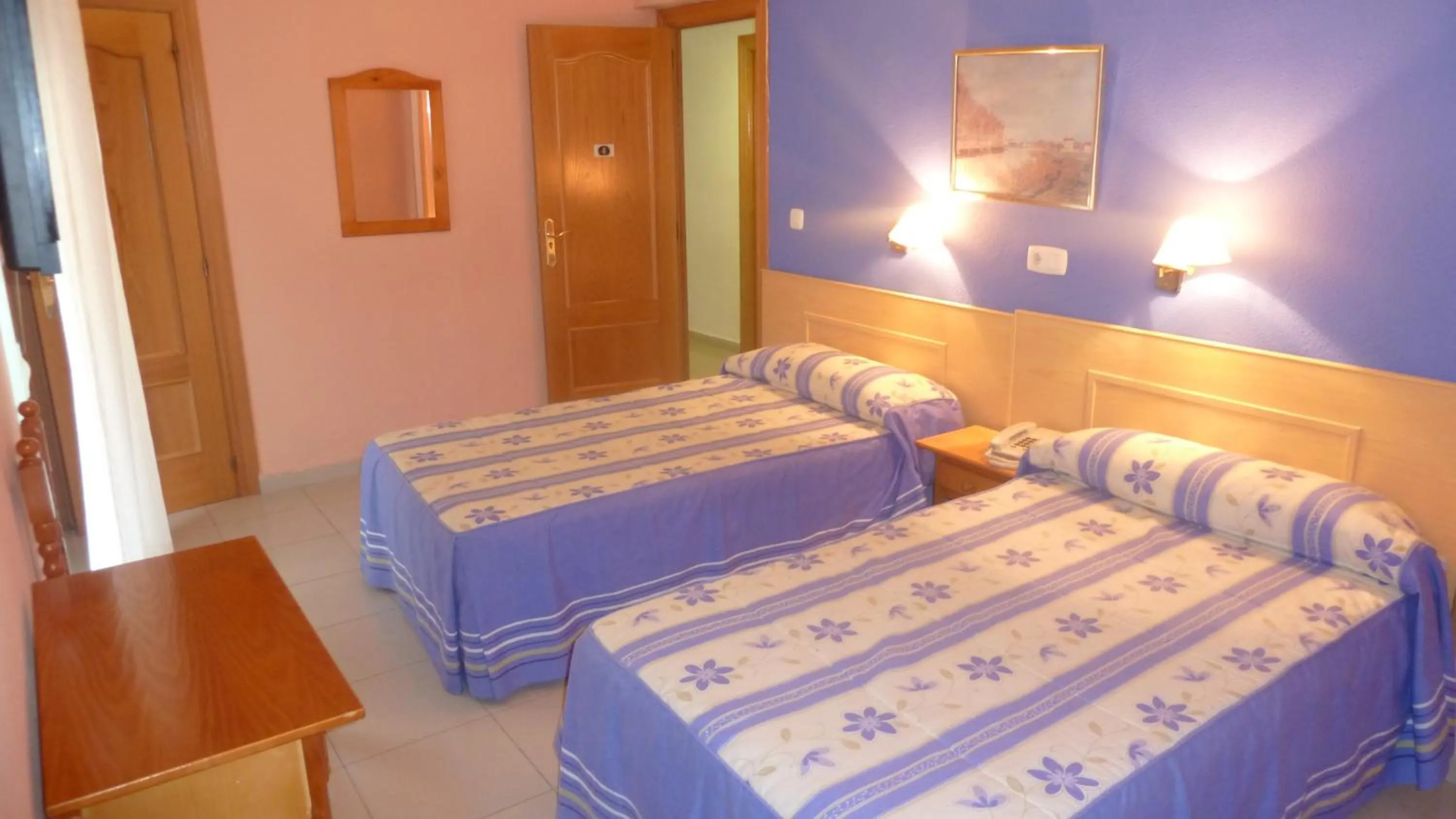 Budget Twin Room in Hostal Al-Qazeres