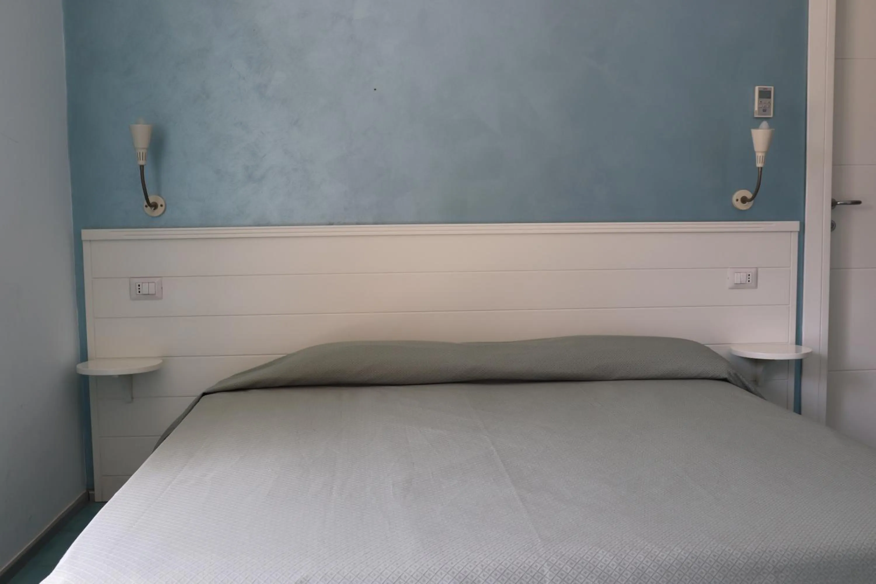 Bedroom, Bed in Rock Garden