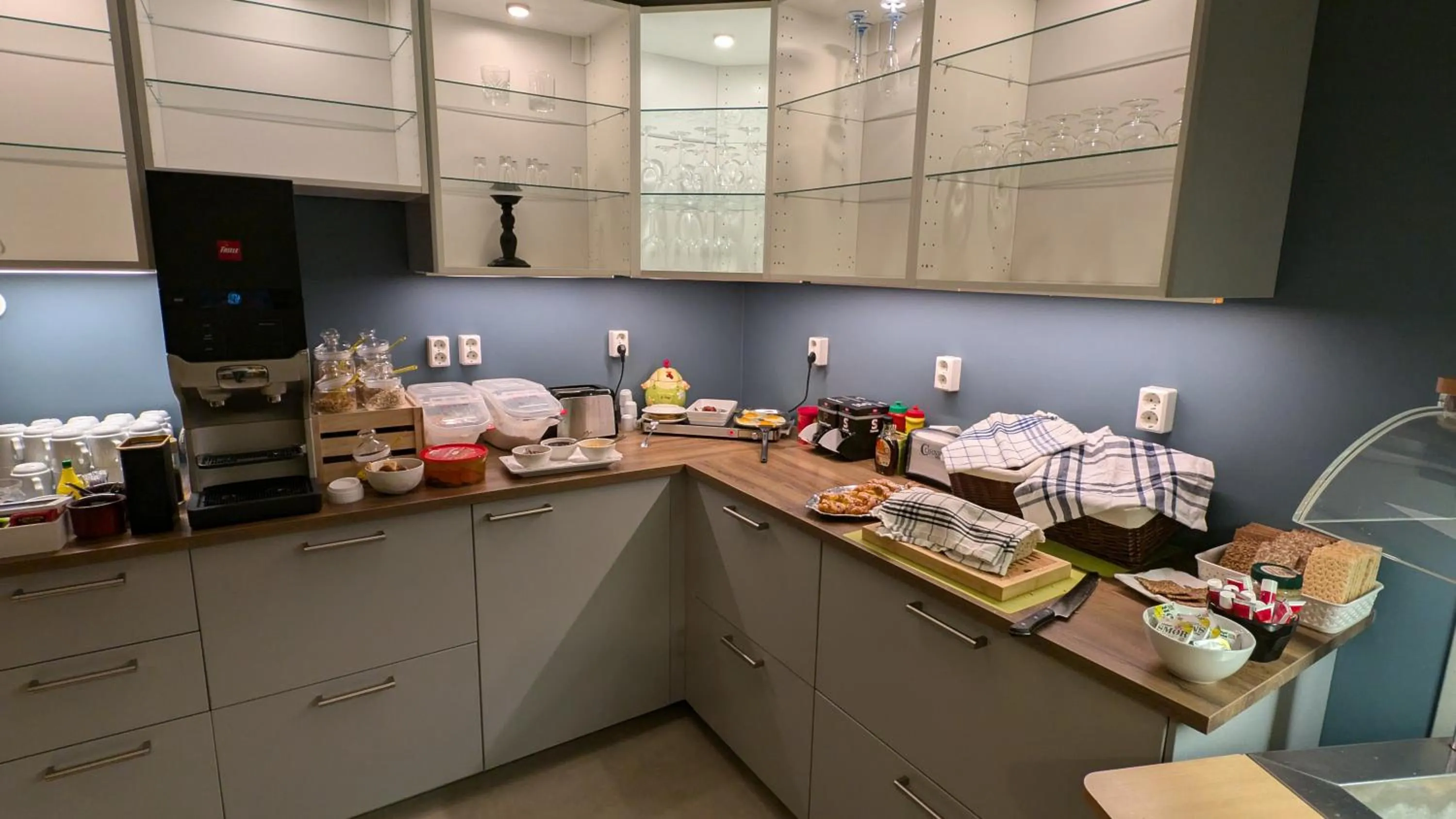 Coffee/tea facilities in Corner Hotell