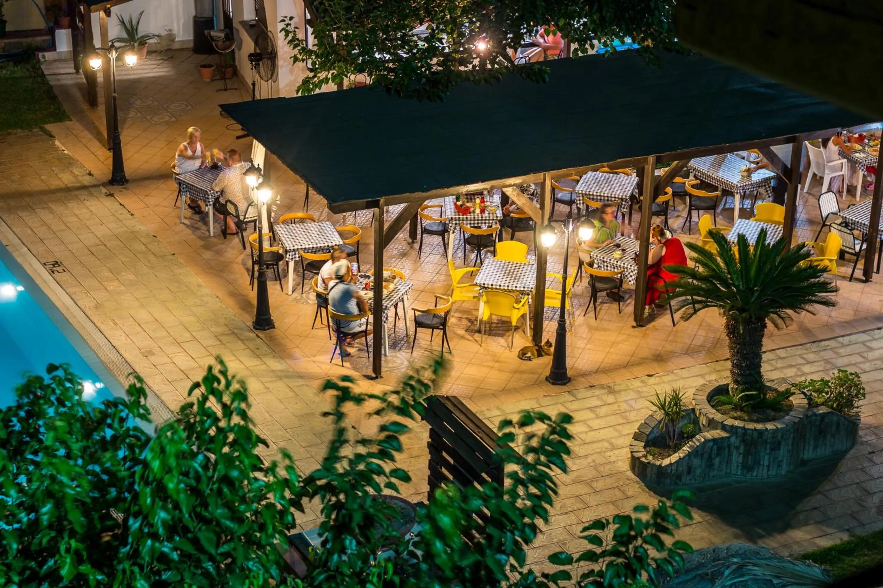 Restaurant/places to eat in Achousa Hotel