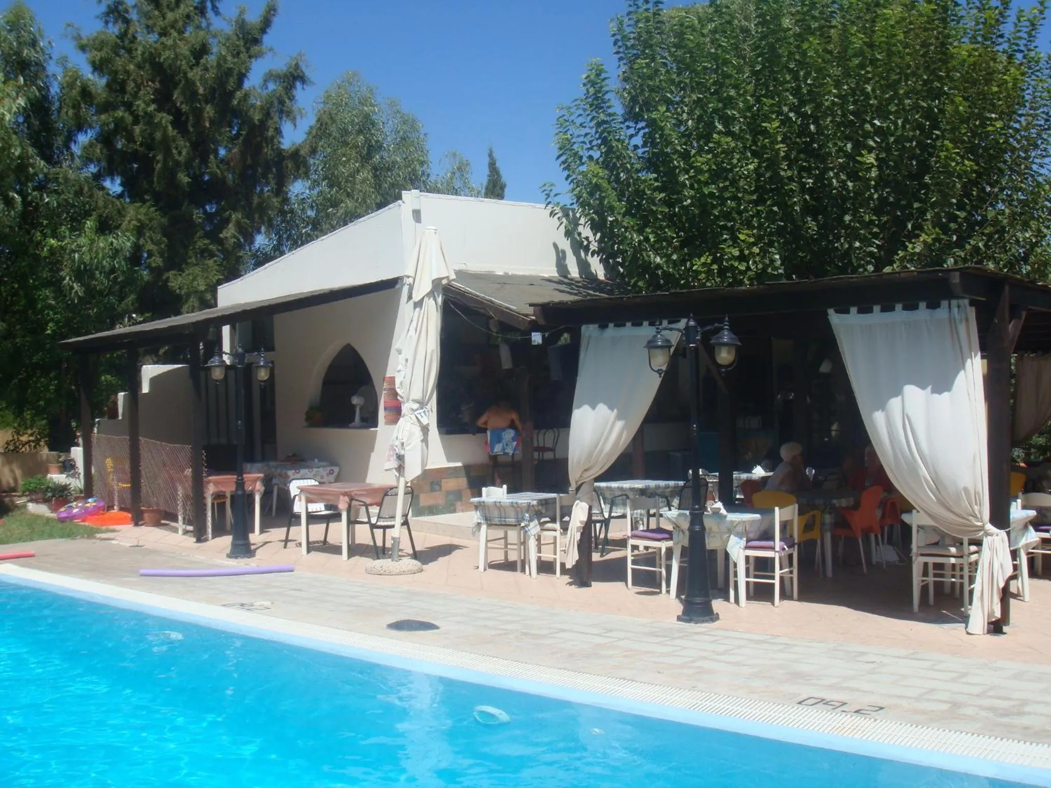 Restaurant/places to eat in Achousa Hotel