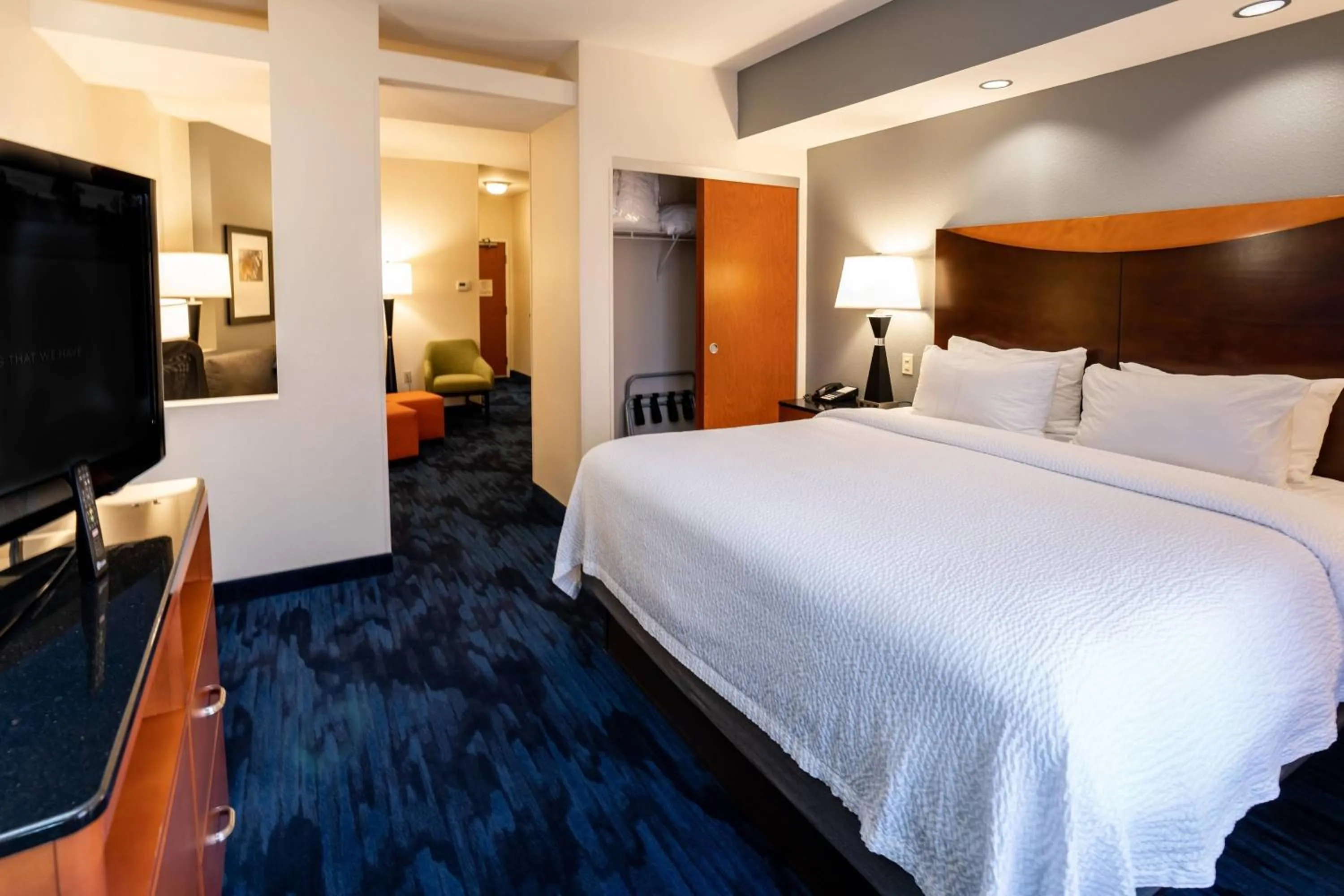 Photo of the whole room, Bed in Fairfield Inn & Suites by Marriott Kearney