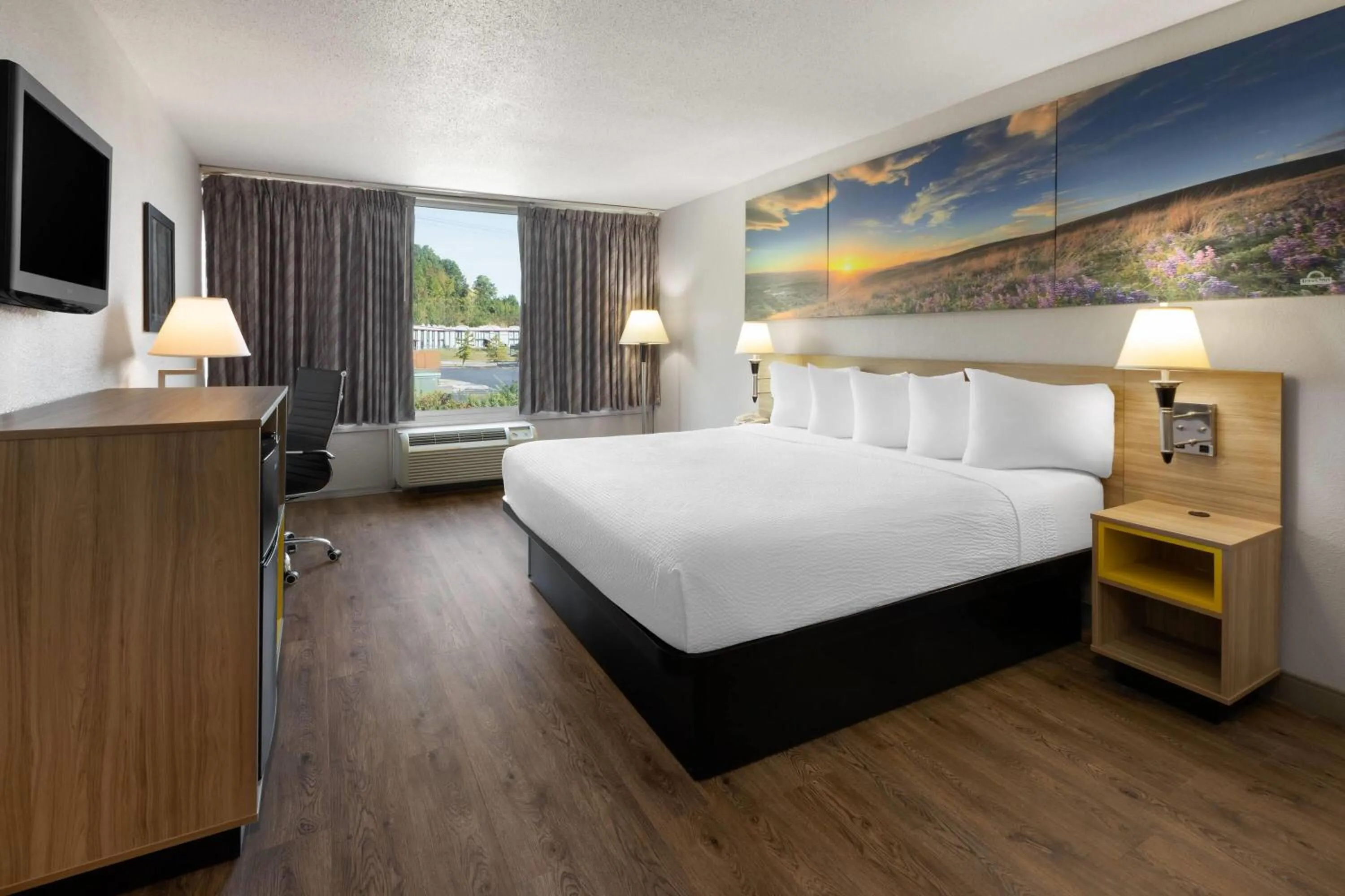 Photo of the whole room, Bed in Days Inn by Wyndham Cambridge