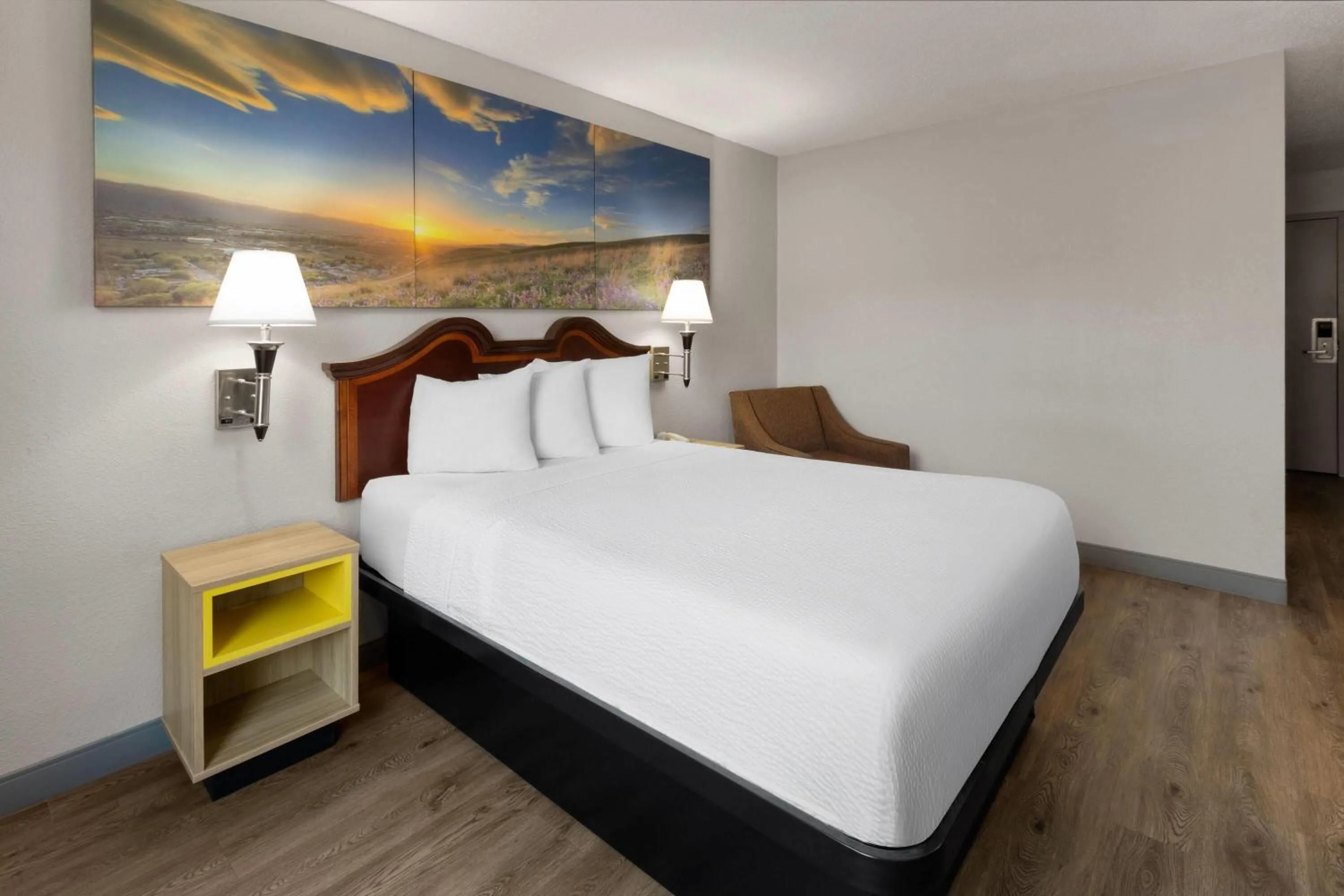 Photo of the whole room, Bed in Days Inn by Wyndham Cambridge