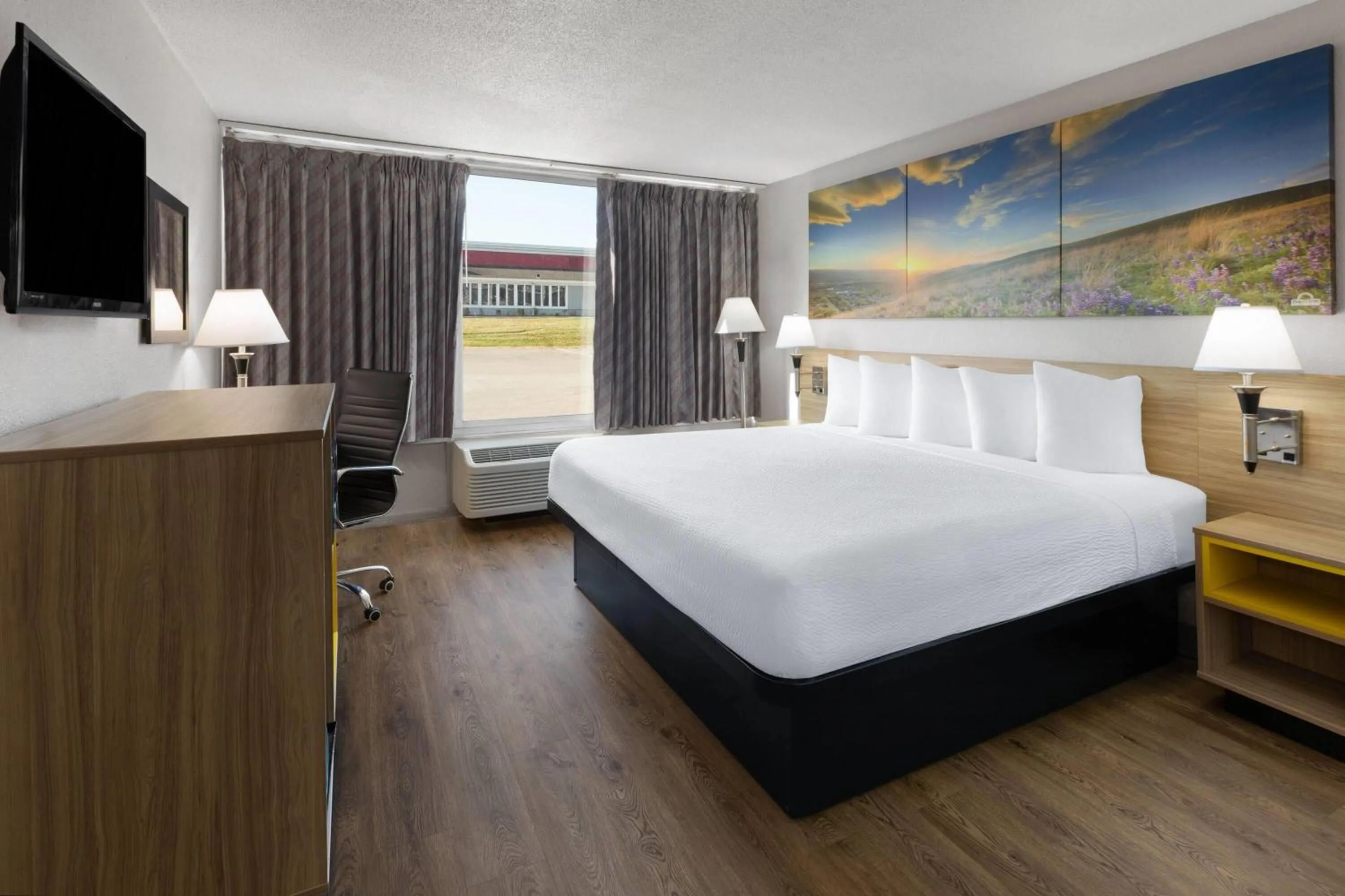 Photo of the whole room, Bed in Days Inn by Wyndham Cambridge