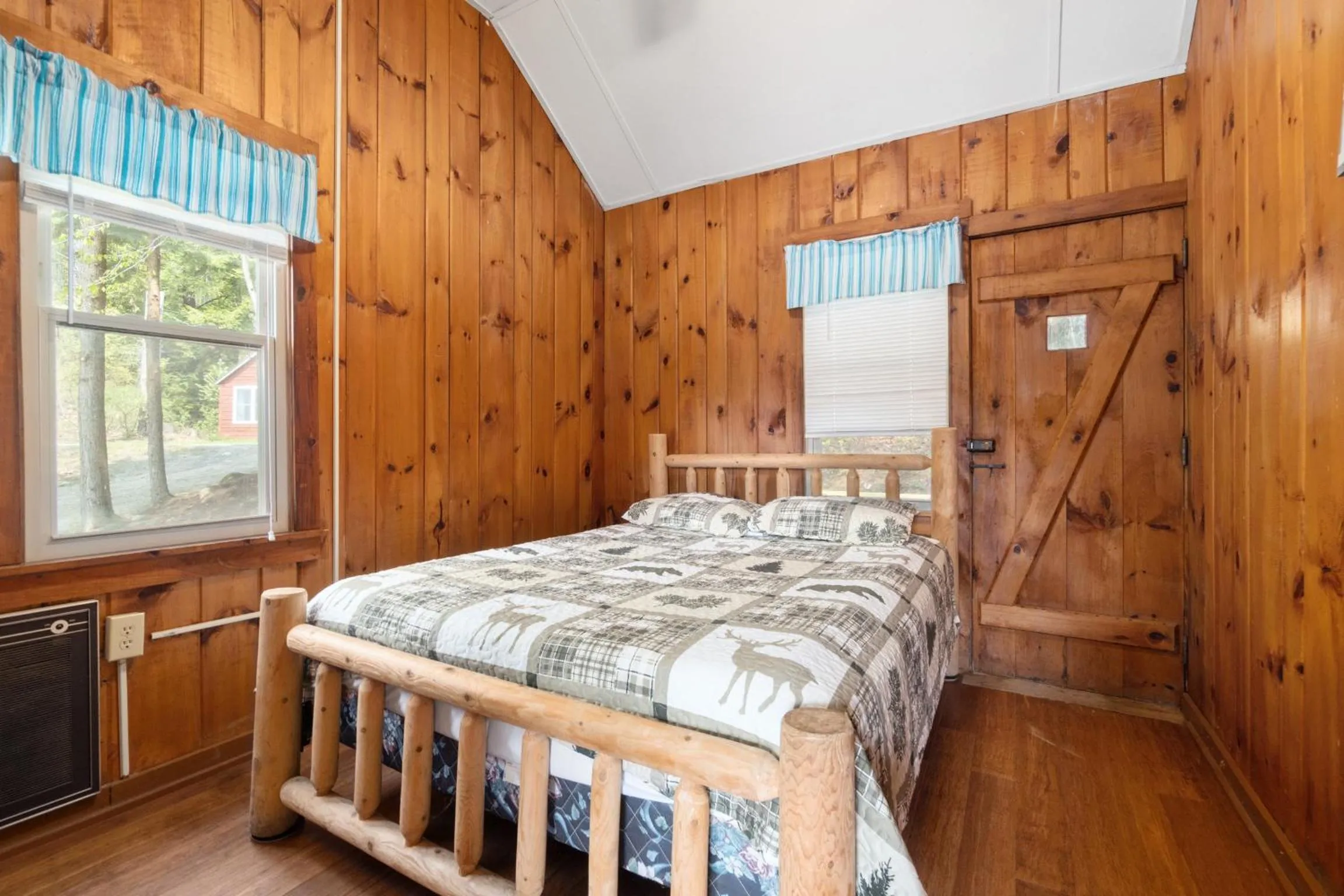 Bed in Hide-A-Way Waterfront Cottages