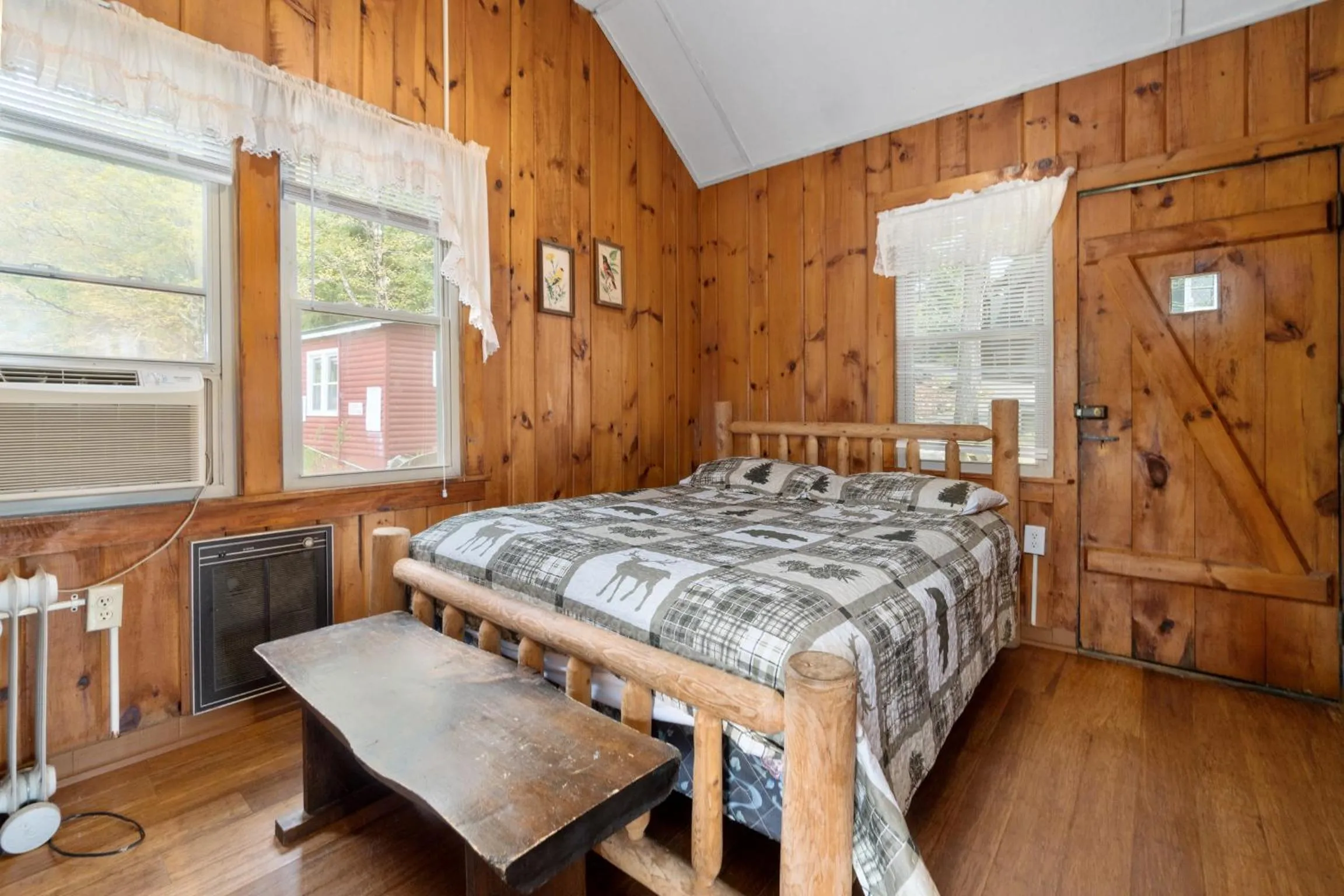 Bed in Hide-A-Way Waterfront Cottages