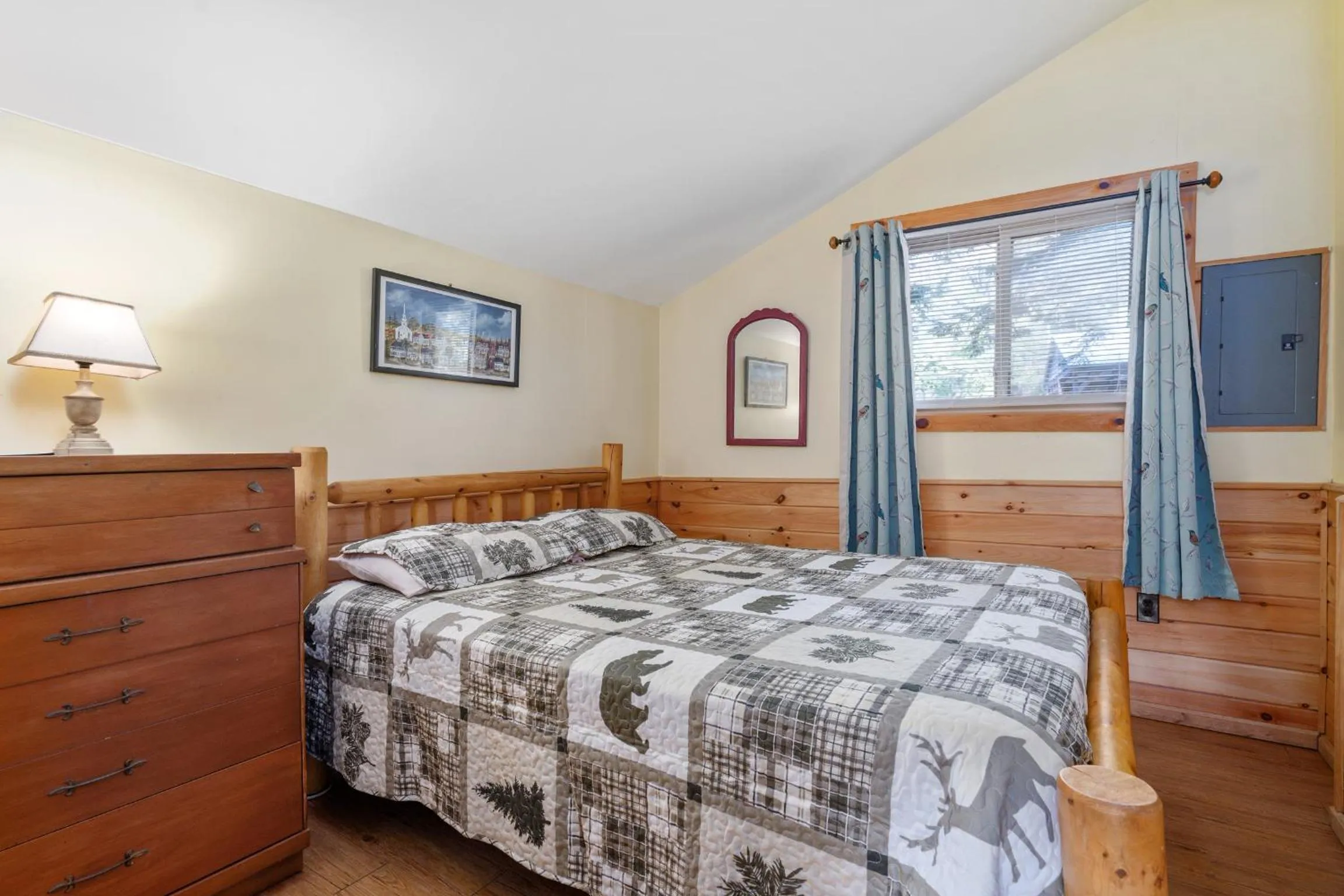 Bed in Hide-A-Way Waterfront Cottages