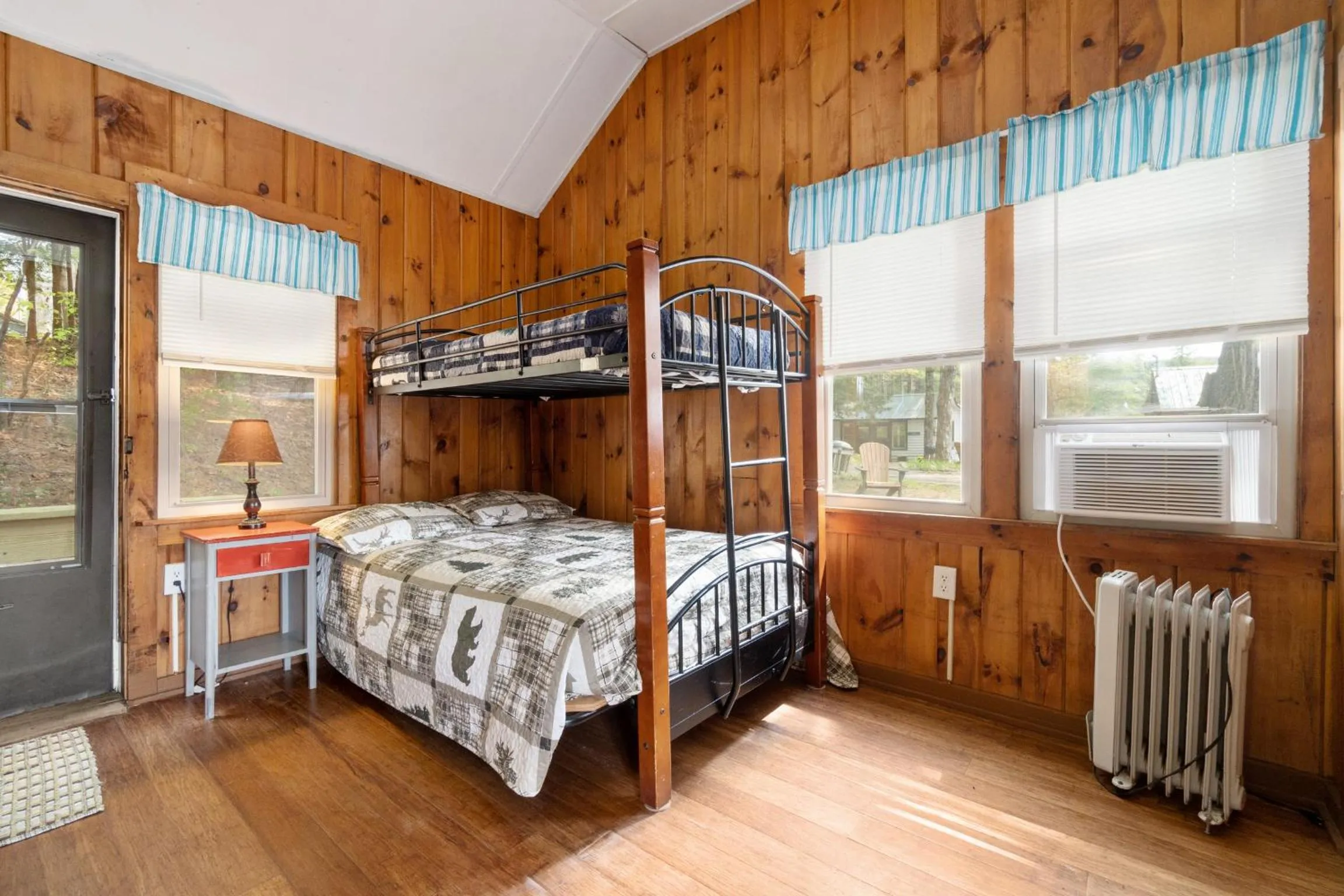 Bed in Hide-A-Way Waterfront Cottages