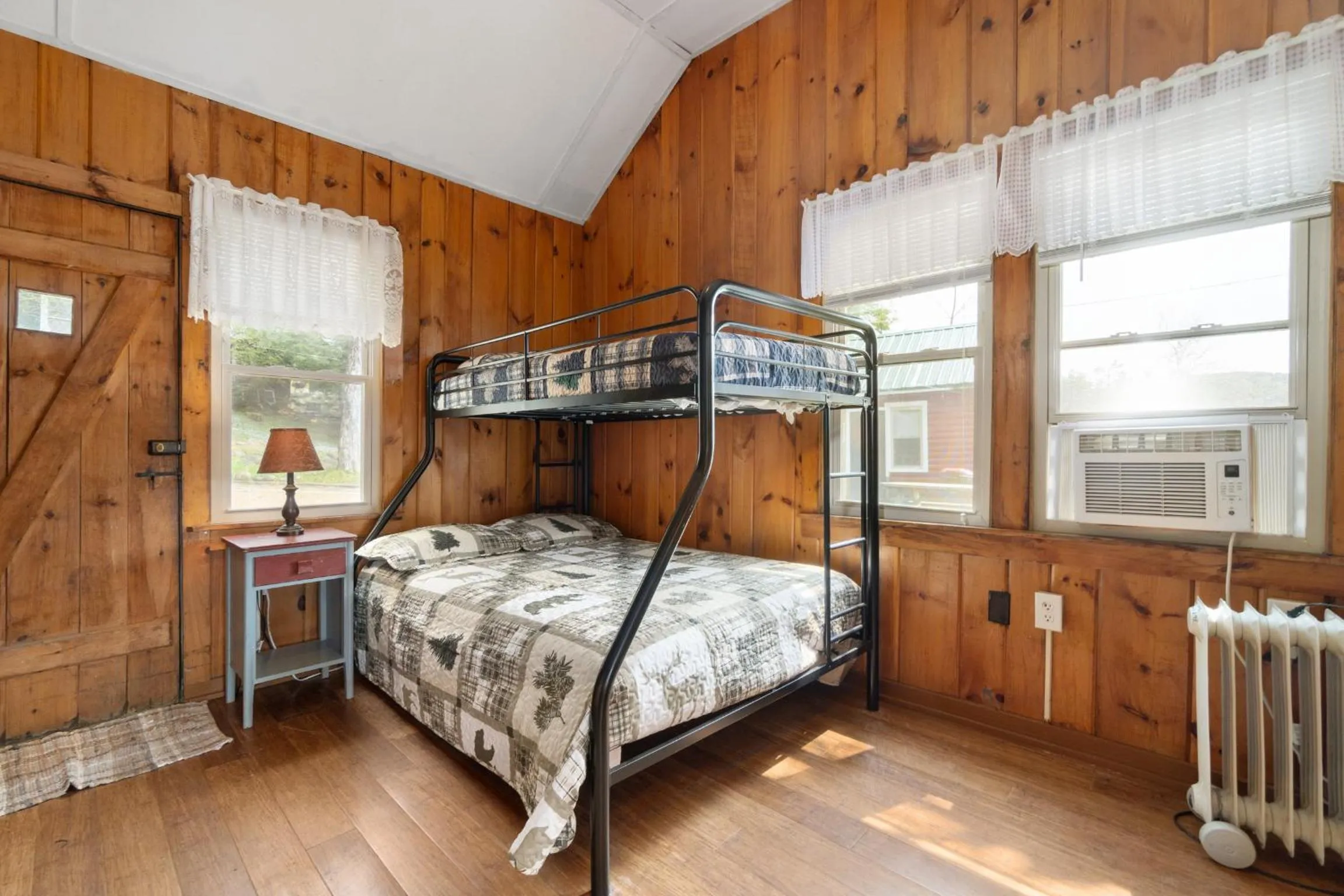 Bed in Hide-A-Way Waterfront Cottages