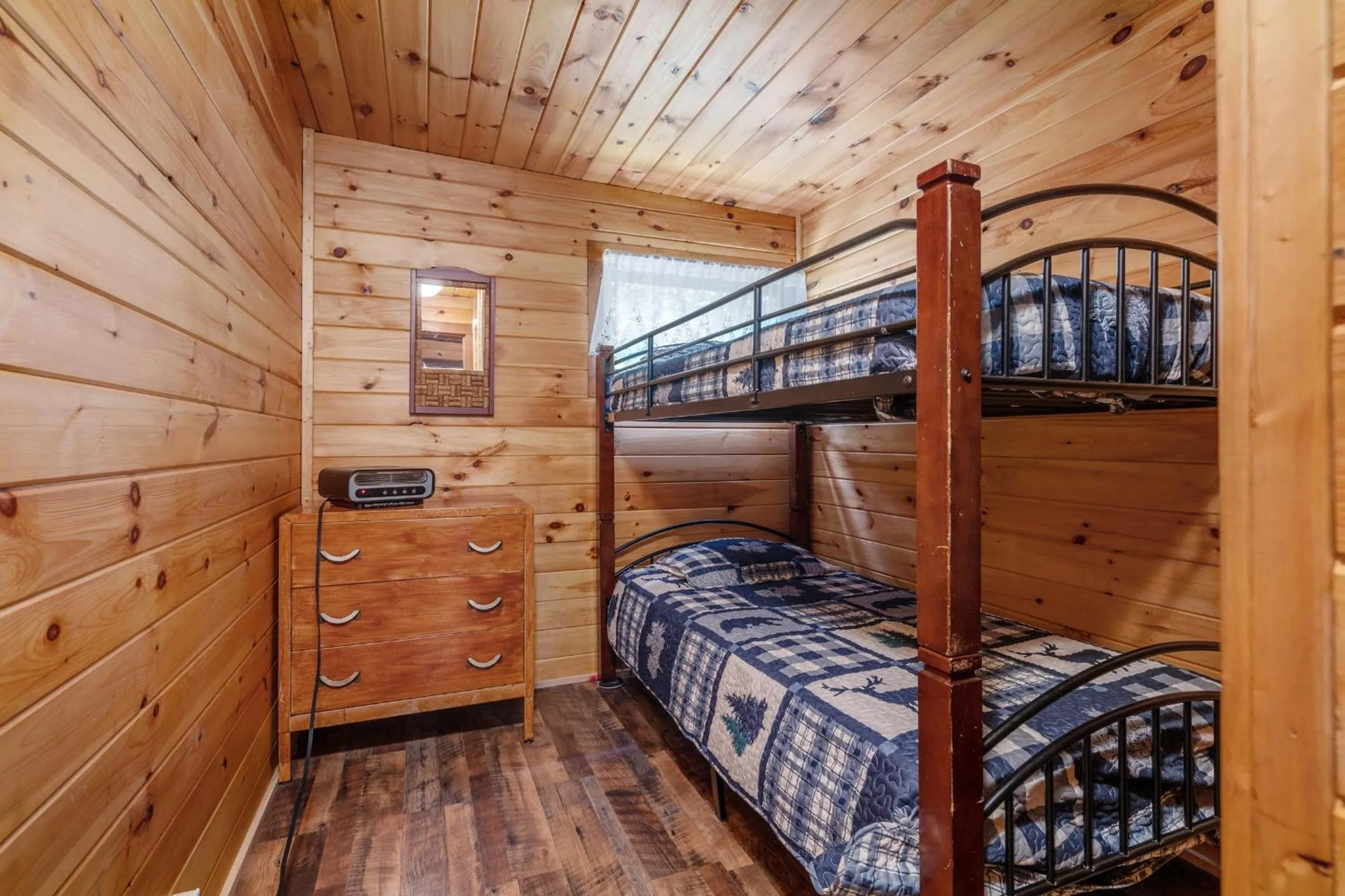 Bed in Hide-A-Way Waterfront Cottages