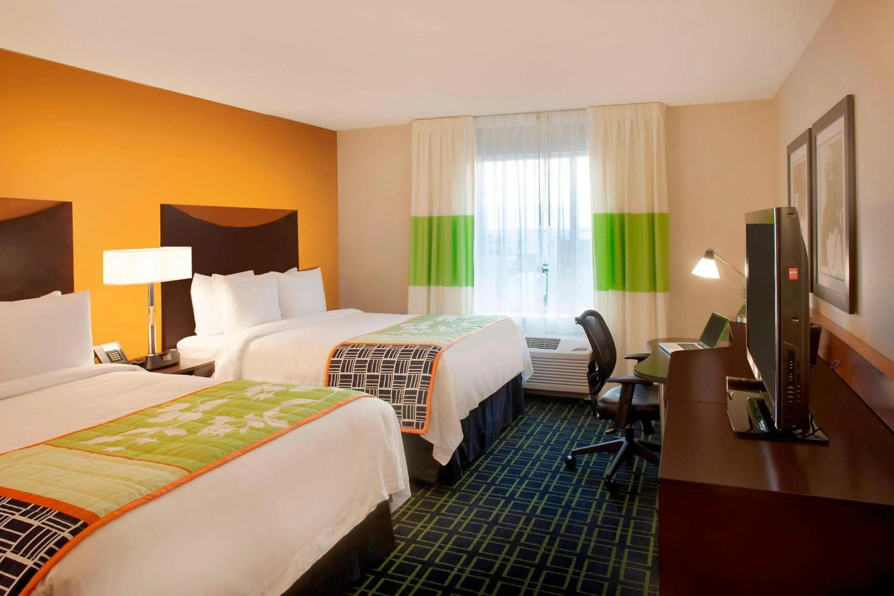Photo of the whole room, Bed in Fairfield Inn & Suites by Marriott Toronto Mississauga