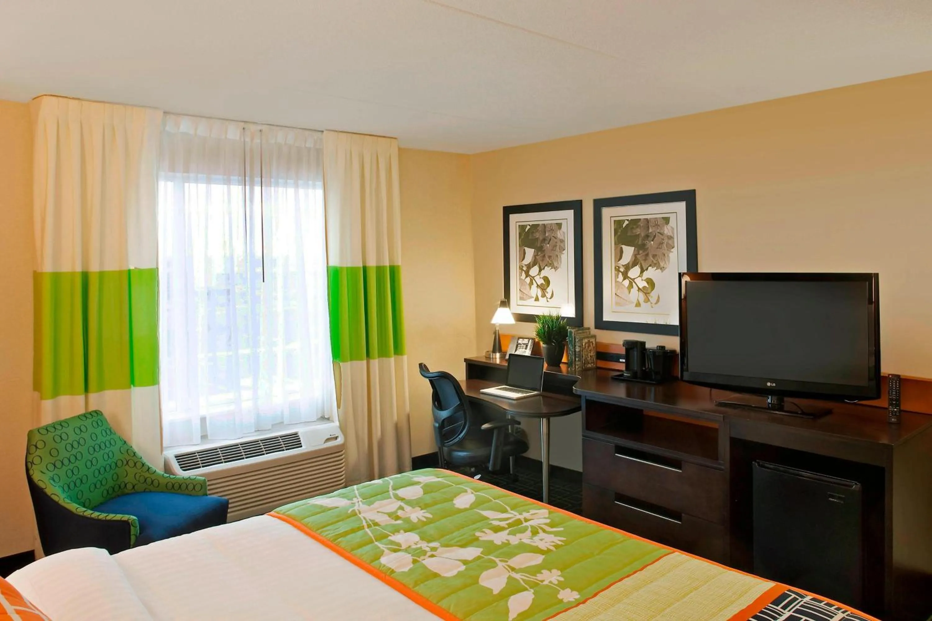 Photo of the whole room, Bed in Fairfield Inn & Suites by Marriott Toronto Mississauga
