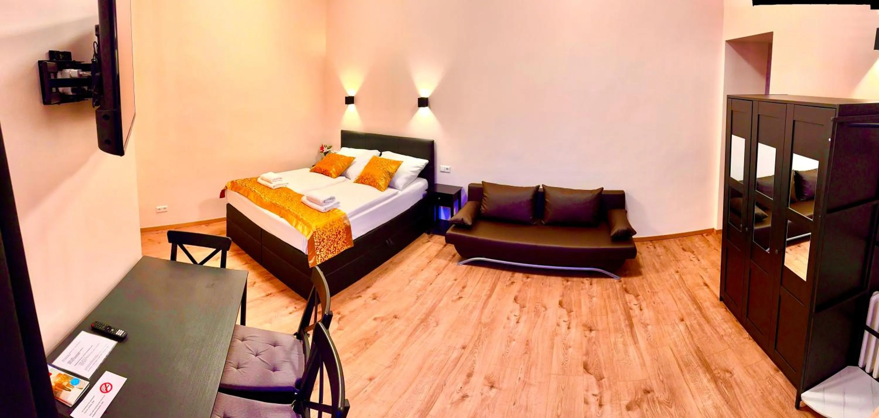 Photo of the whole room, Bed in Atlas Berlin Hotel