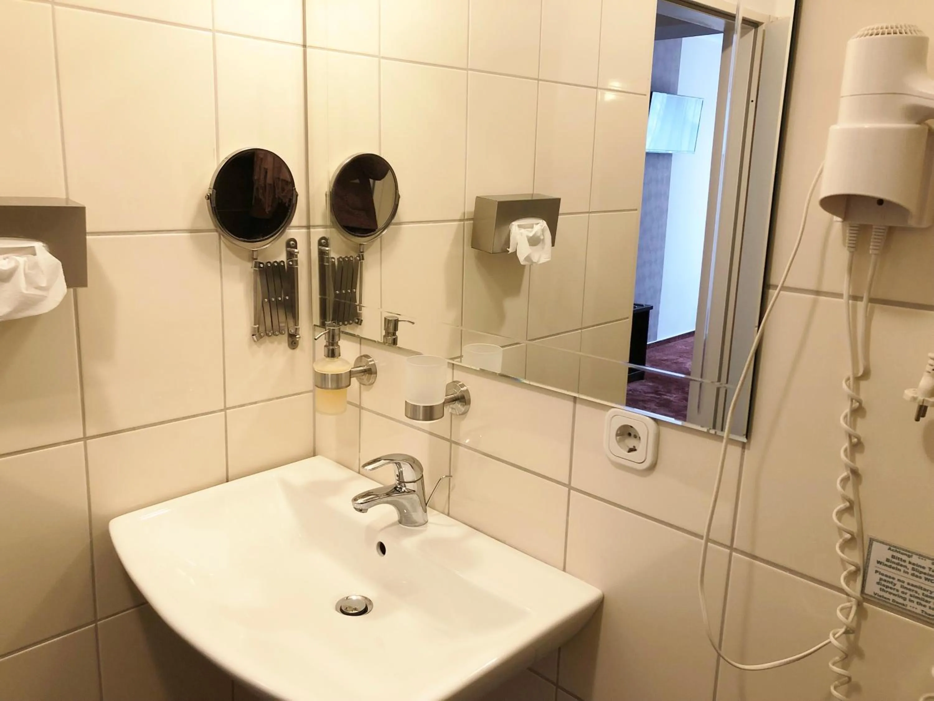 Photo of the whole room in Atlas Berlin Hotel