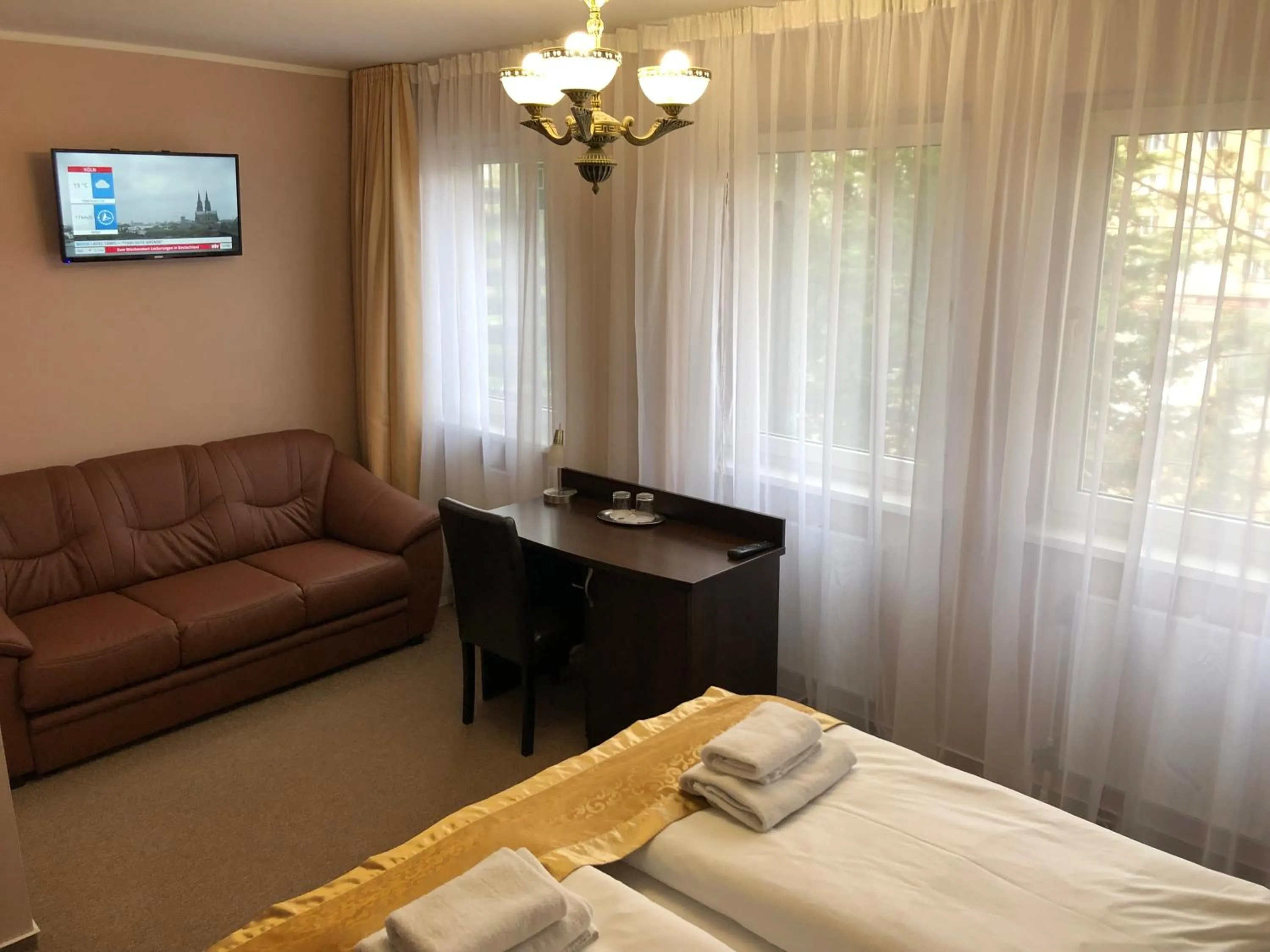 Seating area, Bed in Atlas Berlin Hotel