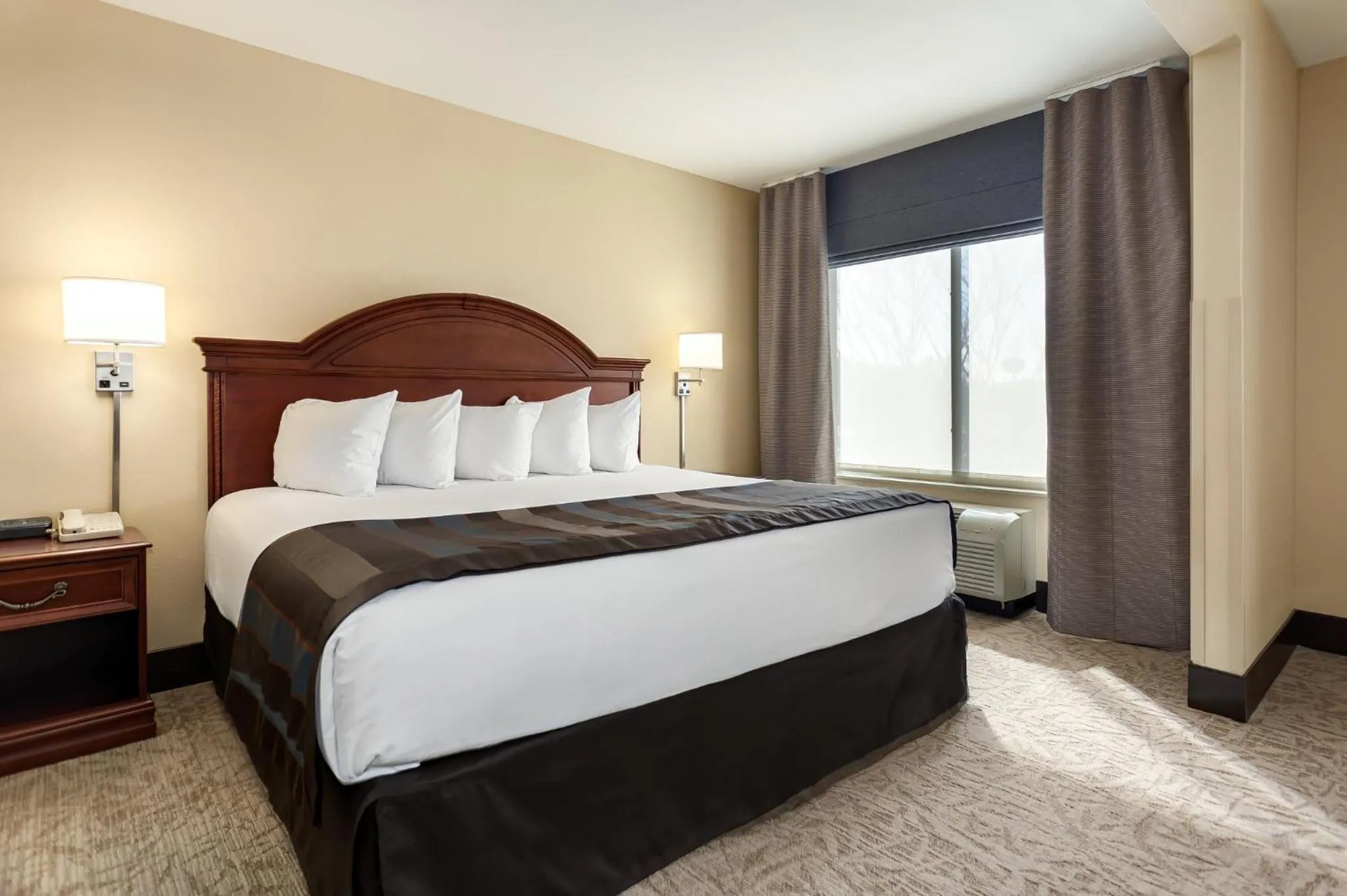 Photo of the whole room, Bed in Lexington Expo Hotel by IHG
