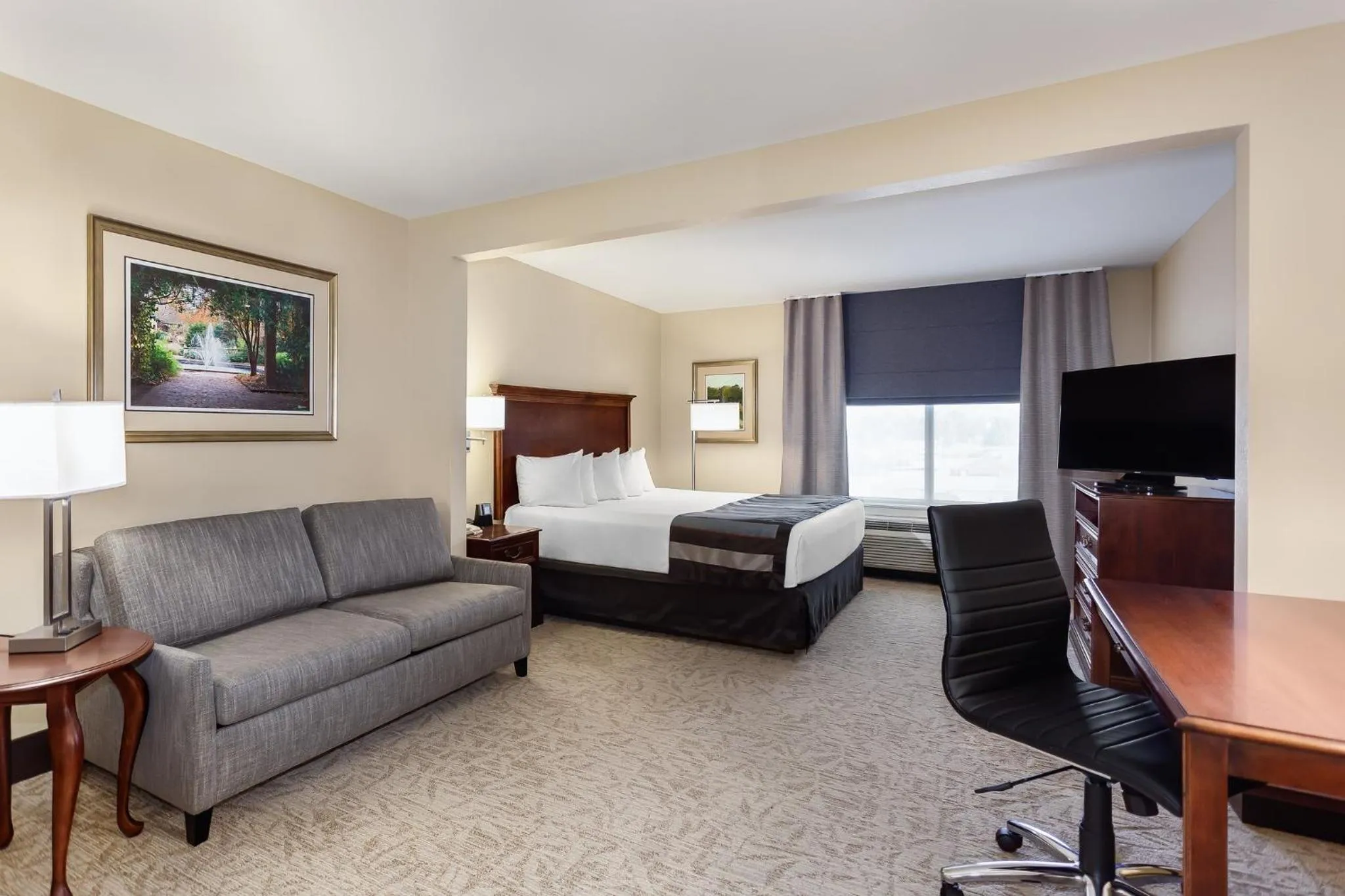 Photo of the whole room, Bed in Lexington Expo Hotel by IHG