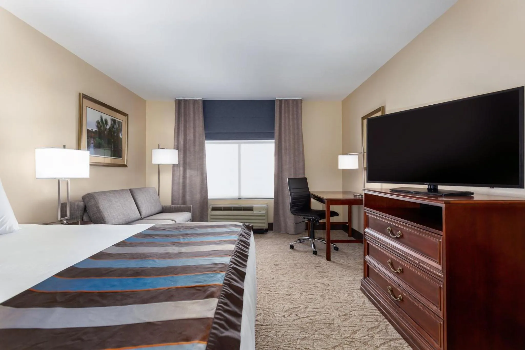Photo of the whole room, Bed in Lexington Expo Hotel by IHG