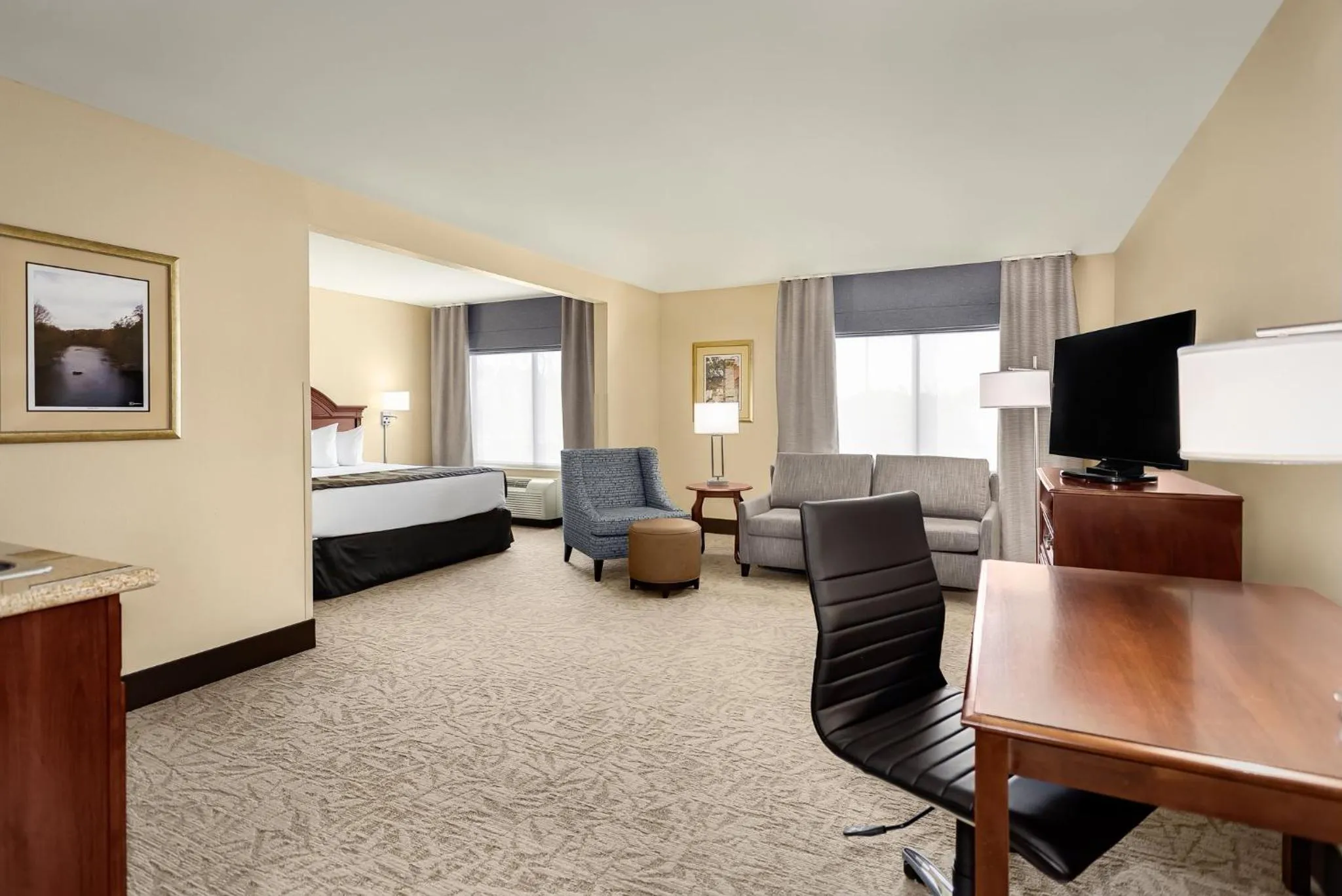 Photo of the whole room, Bed in Lexington Expo Hotel by IHG