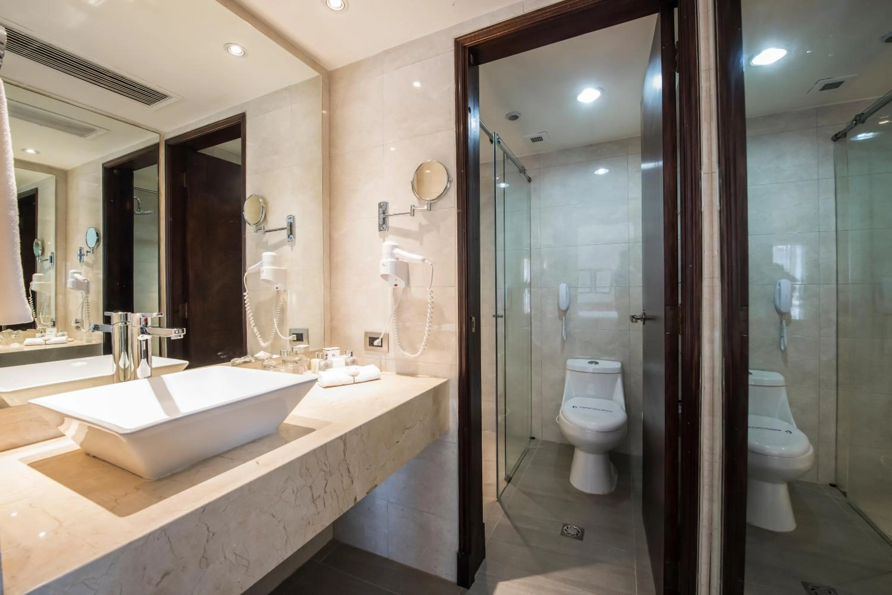 Toilet in Hotel Dann Carlton Belfort Medellin