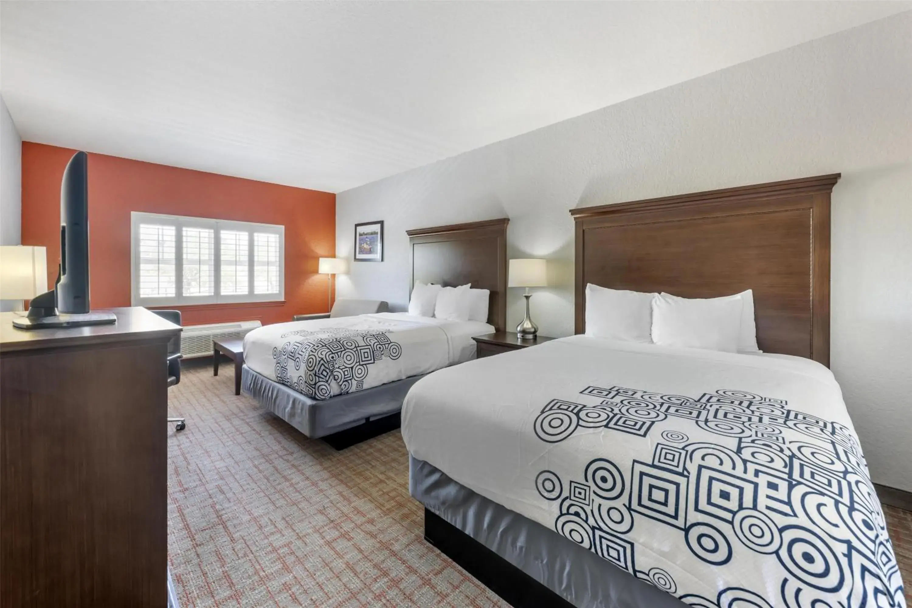 Queen Room with Two Queen Beds and Bath Tub - Disability Access in Best Western Plus Fredericksburg Queen Room with Two Queen Beds and Bath Tub - Disability Access in Best Western Plus Fredericksburg