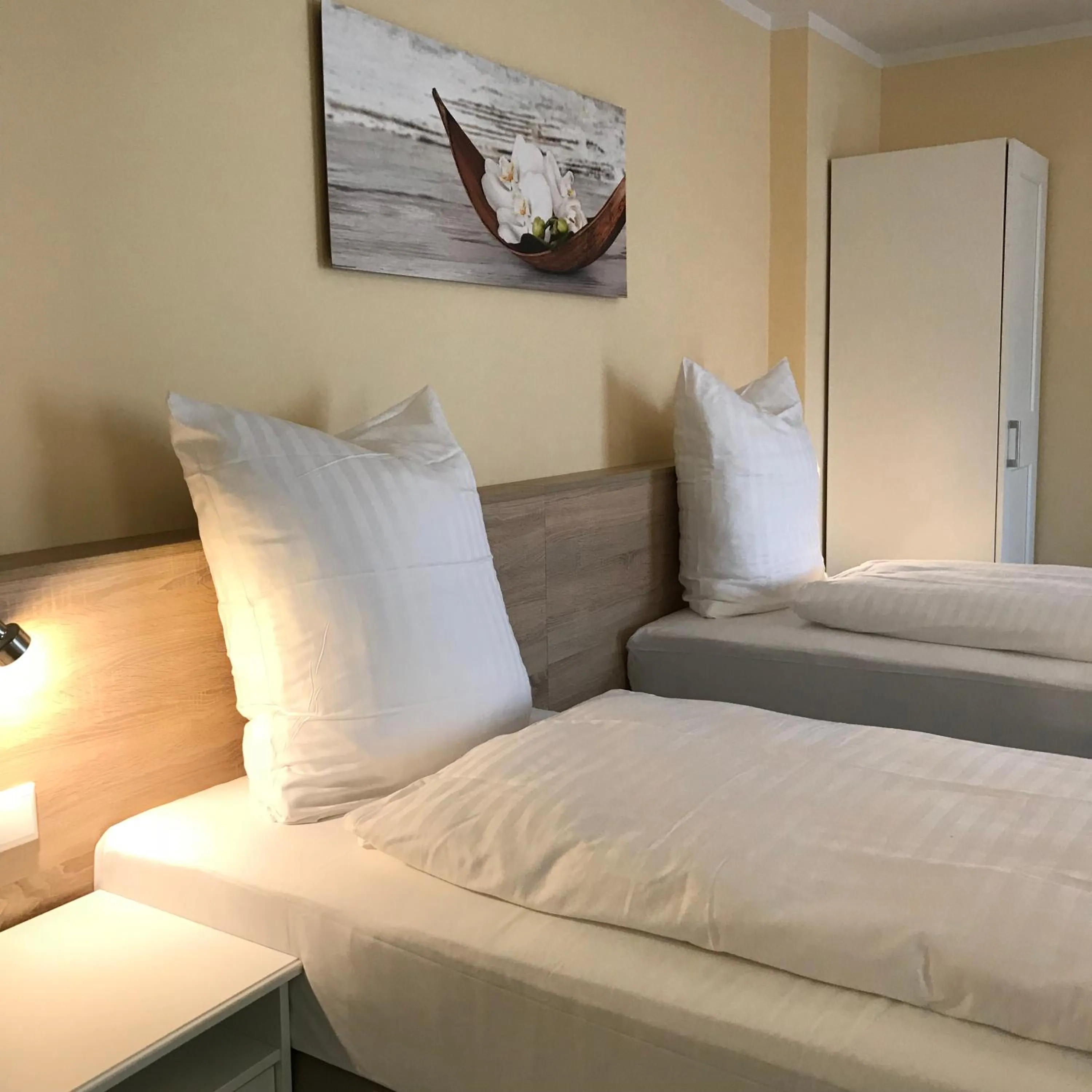 Bed in Hotel Select Suites & Aparts