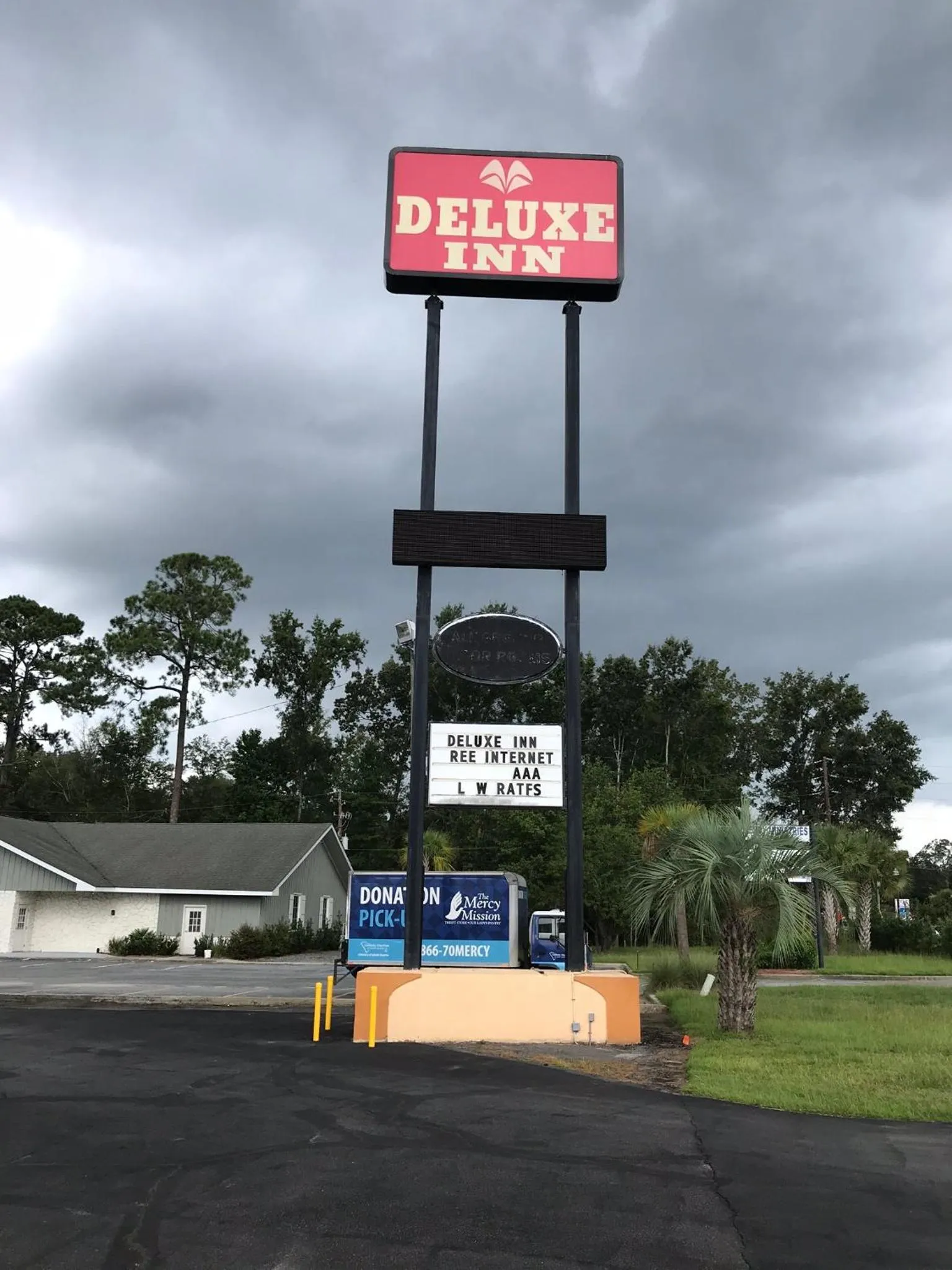 Property logo or sign in Deluxe Inn Hardeeville