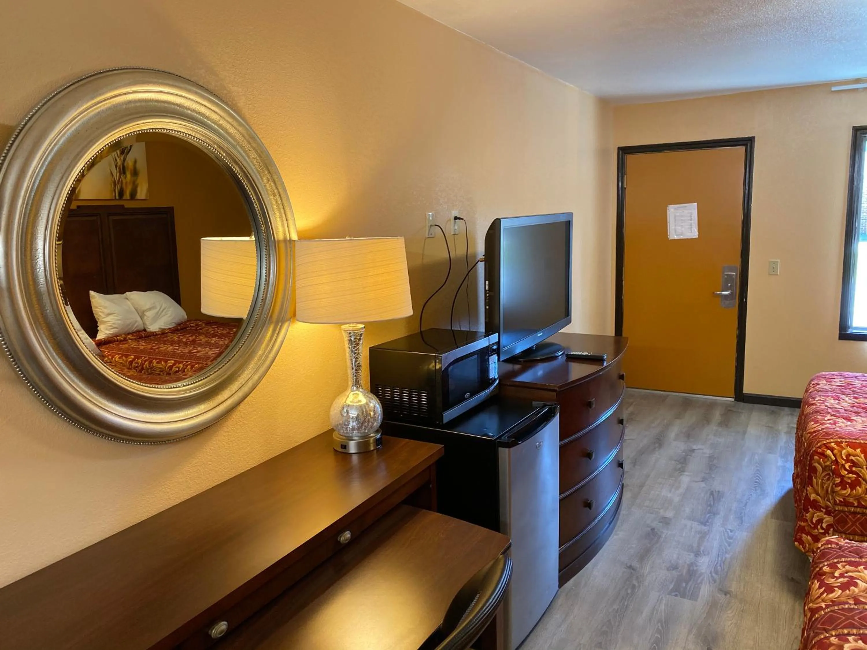 TV and multimedia in Deluxe Inn Hardeeville