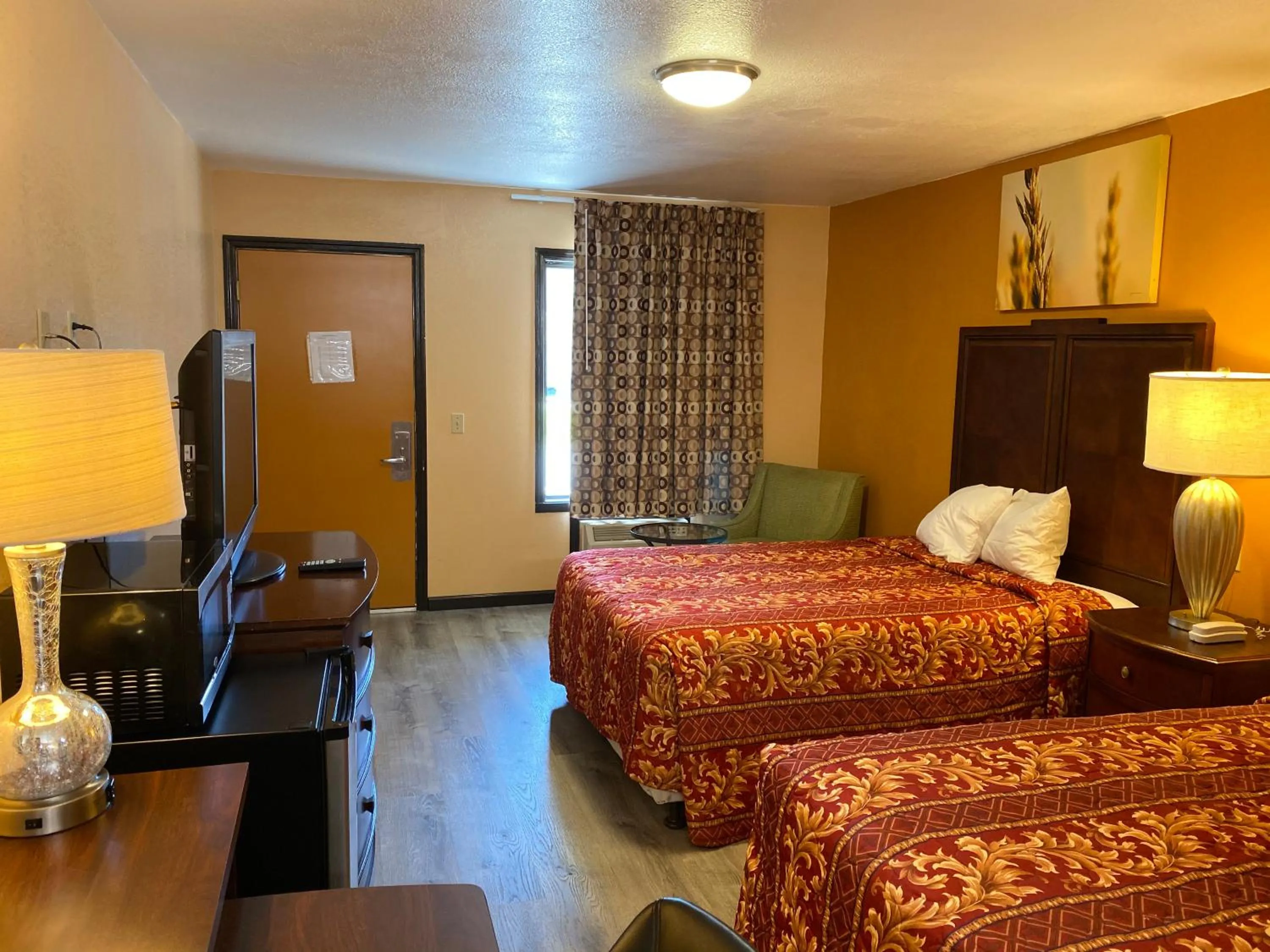 Photo of the whole room, Bed in Deluxe Inn Hardeeville