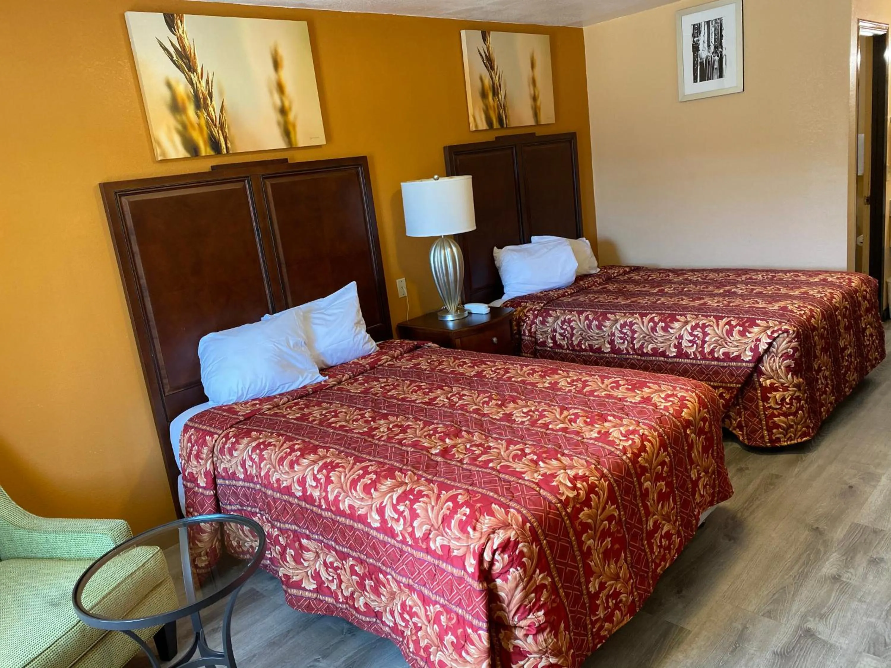 Photo of the whole room, Bed in Deluxe Inn Hardeeville