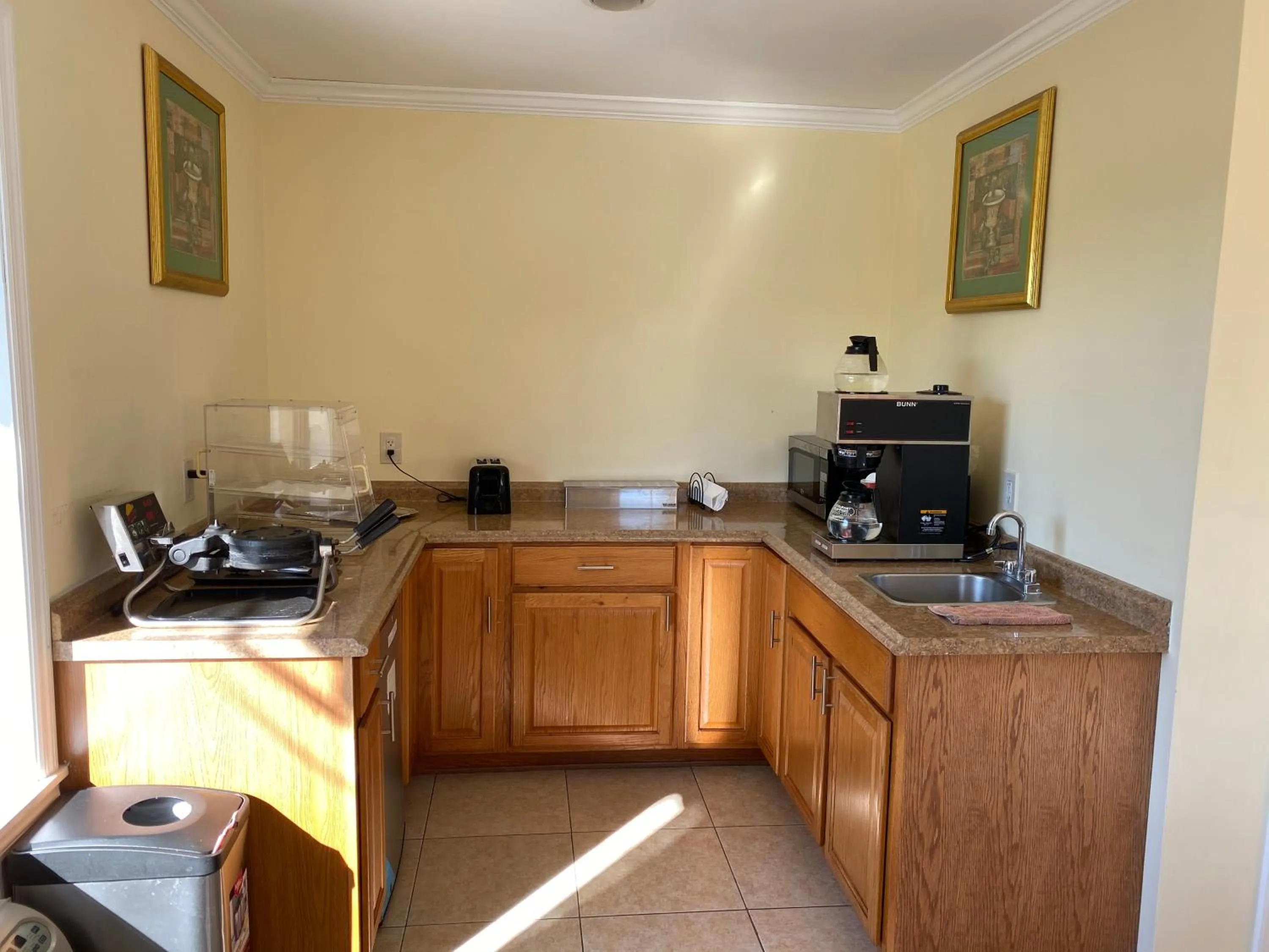Coffee/tea facilities in Deluxe Inn Hardeeville