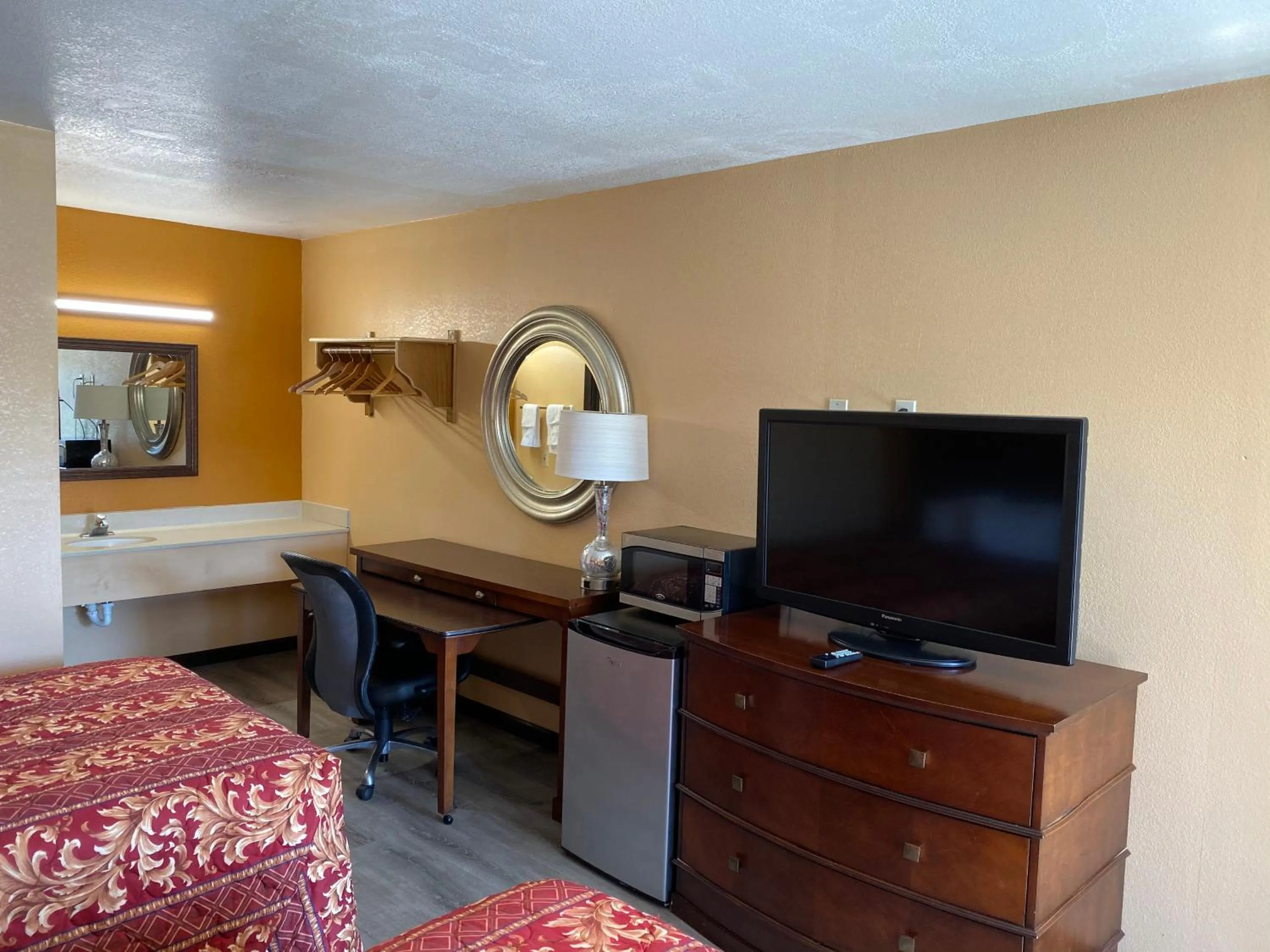 TV and multimedia, Bed in Deluxe Inn Hardeeville