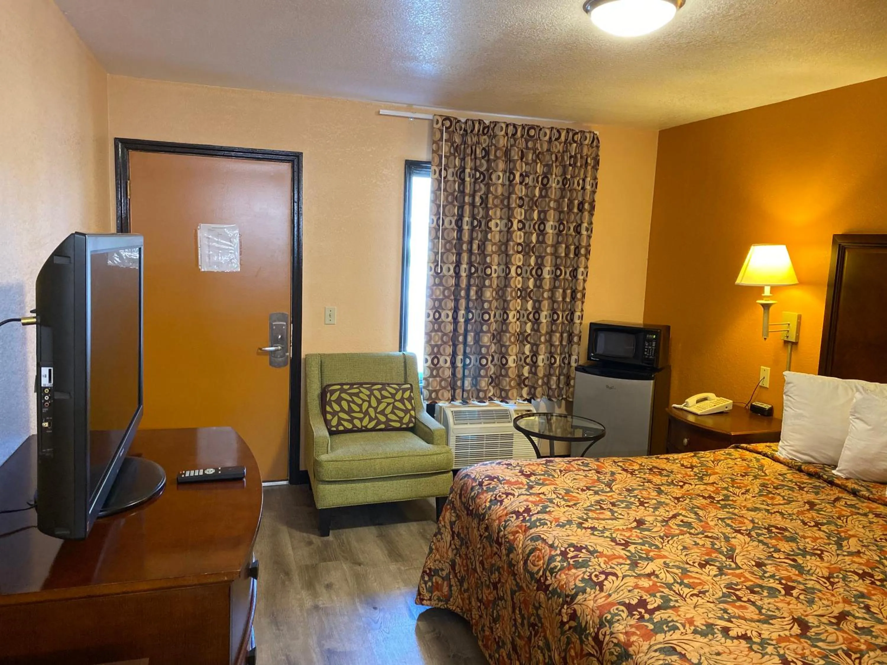 Photo of the whole room, Bed in Deluxe Inn Hardeeville