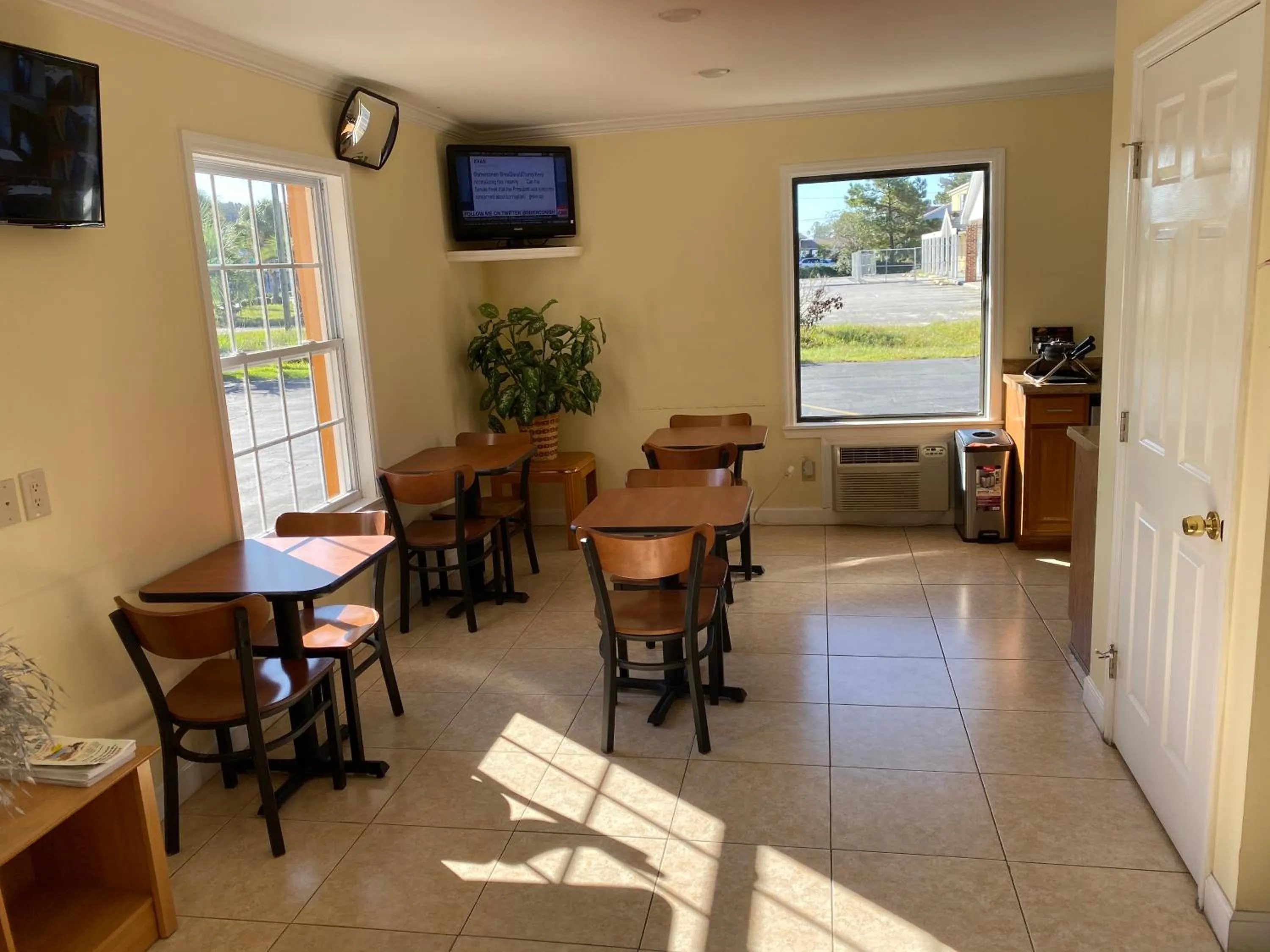 Dining area in Deluxe Inn Hardeeville