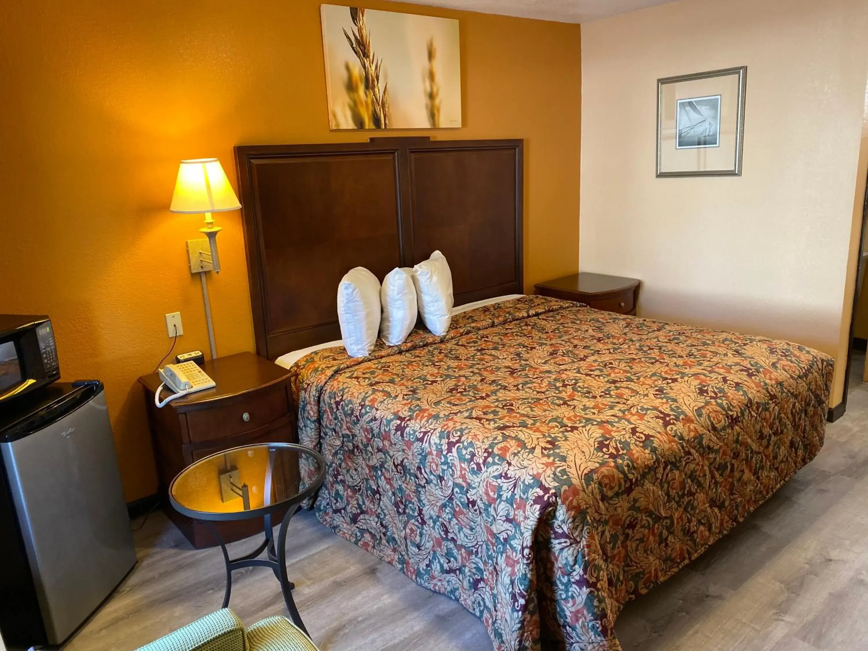 King Room - Non-Smoking in Deluxe Inn Hardeeville King Room - Non-Smoking in Deluxe Inn Hardeeville