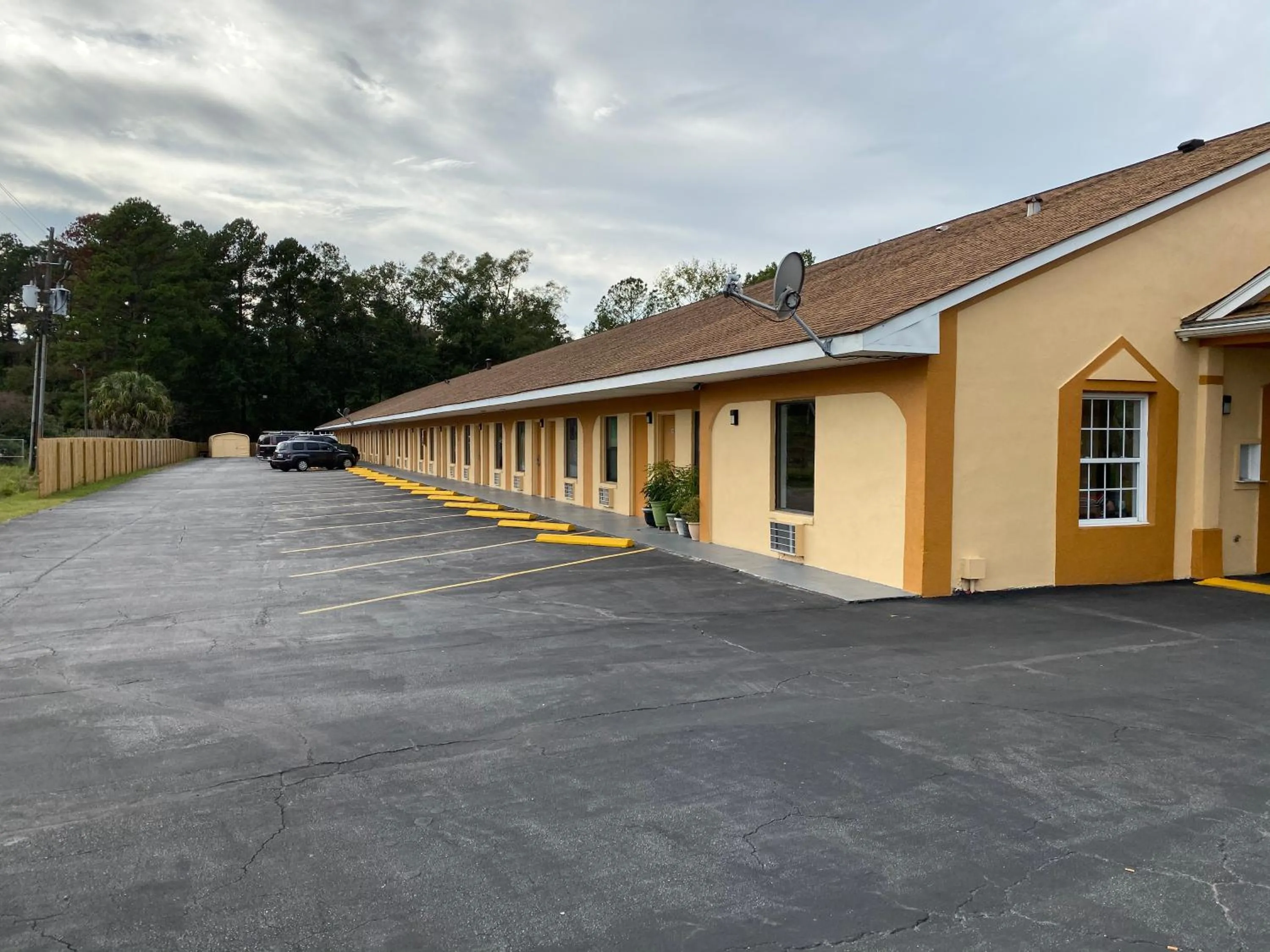 Property building in Deluxe Inn Hardeeville