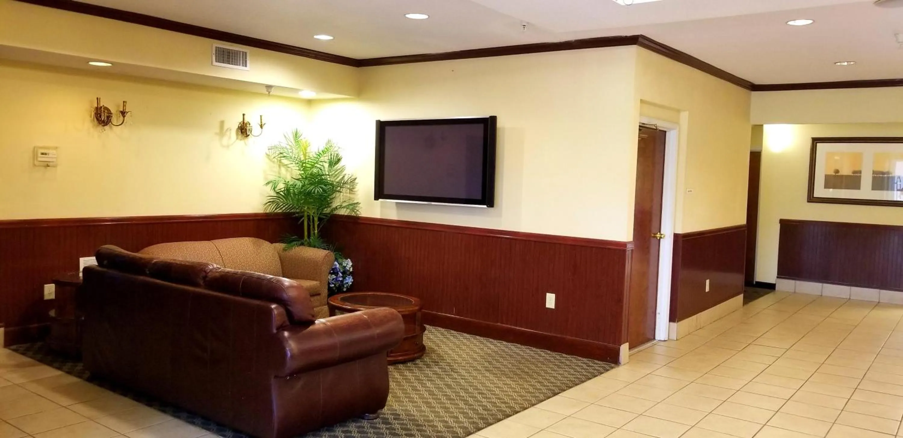 Communal lounge/ TV room in Home Inn & Suites