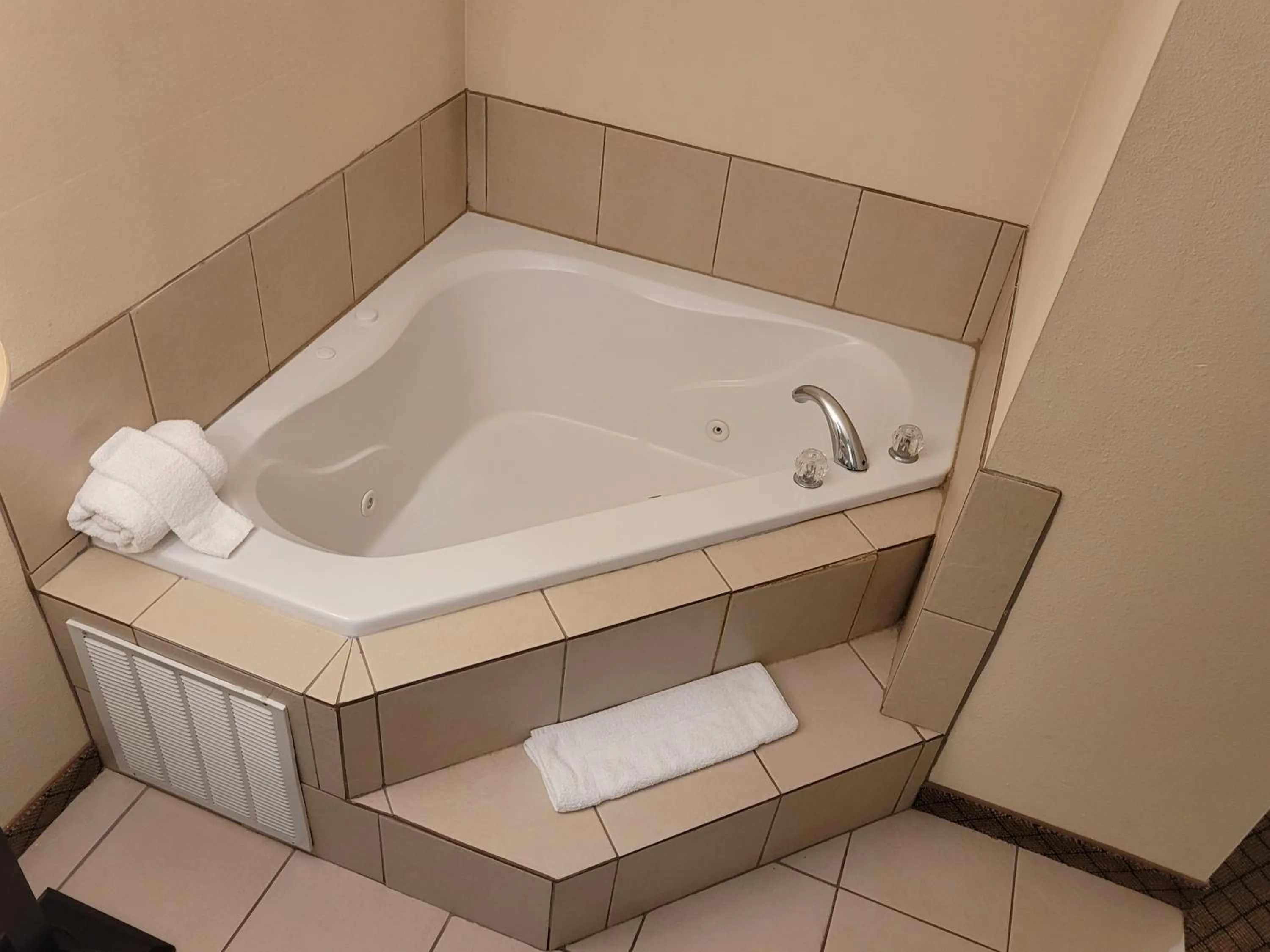 Bath in Home Inn & Suites